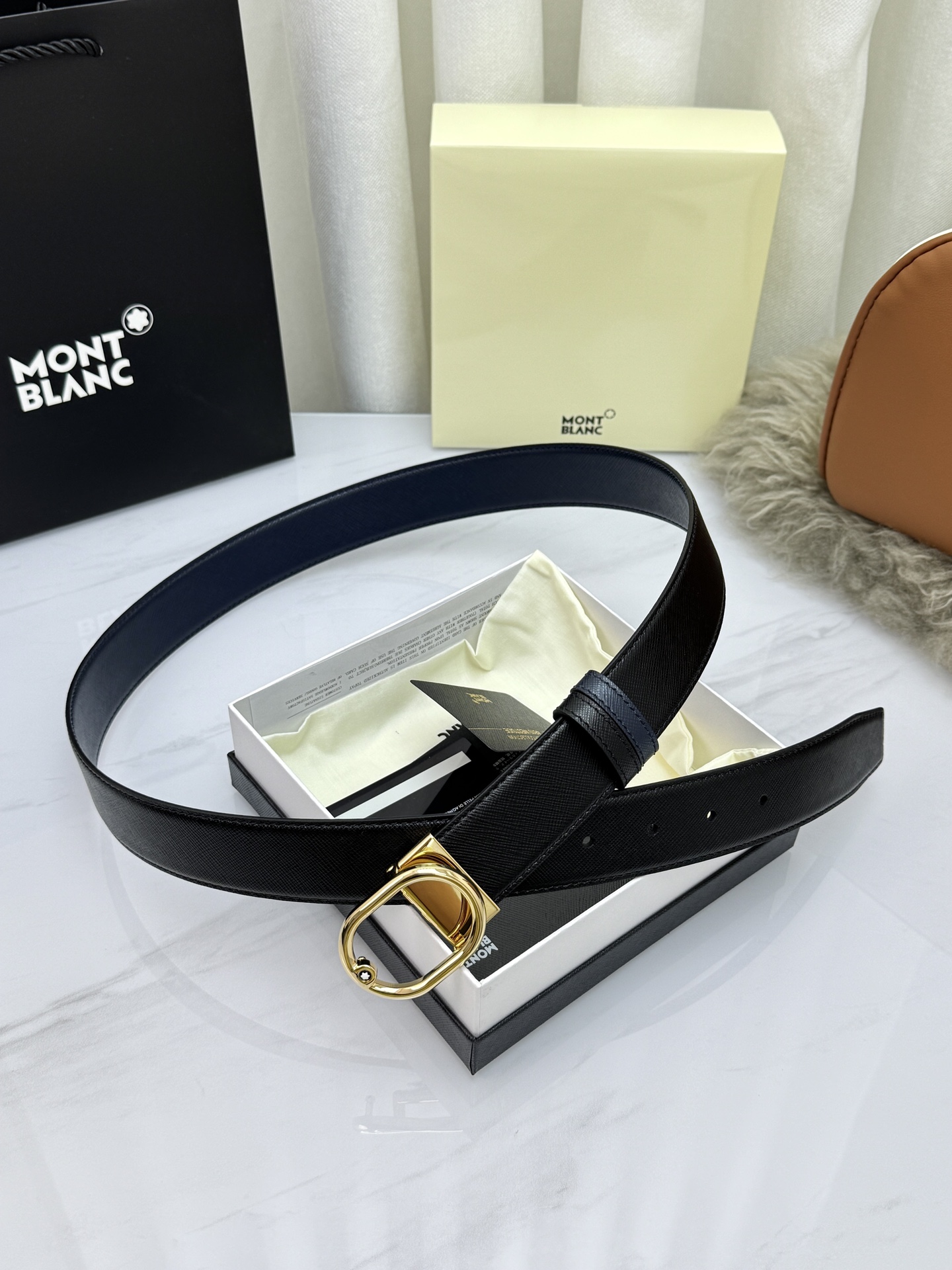 Montblanc万宝龙 宽3.5cm 采用头层牛皮 精品针式扣头 自由裁剪商务休闲皮带👉