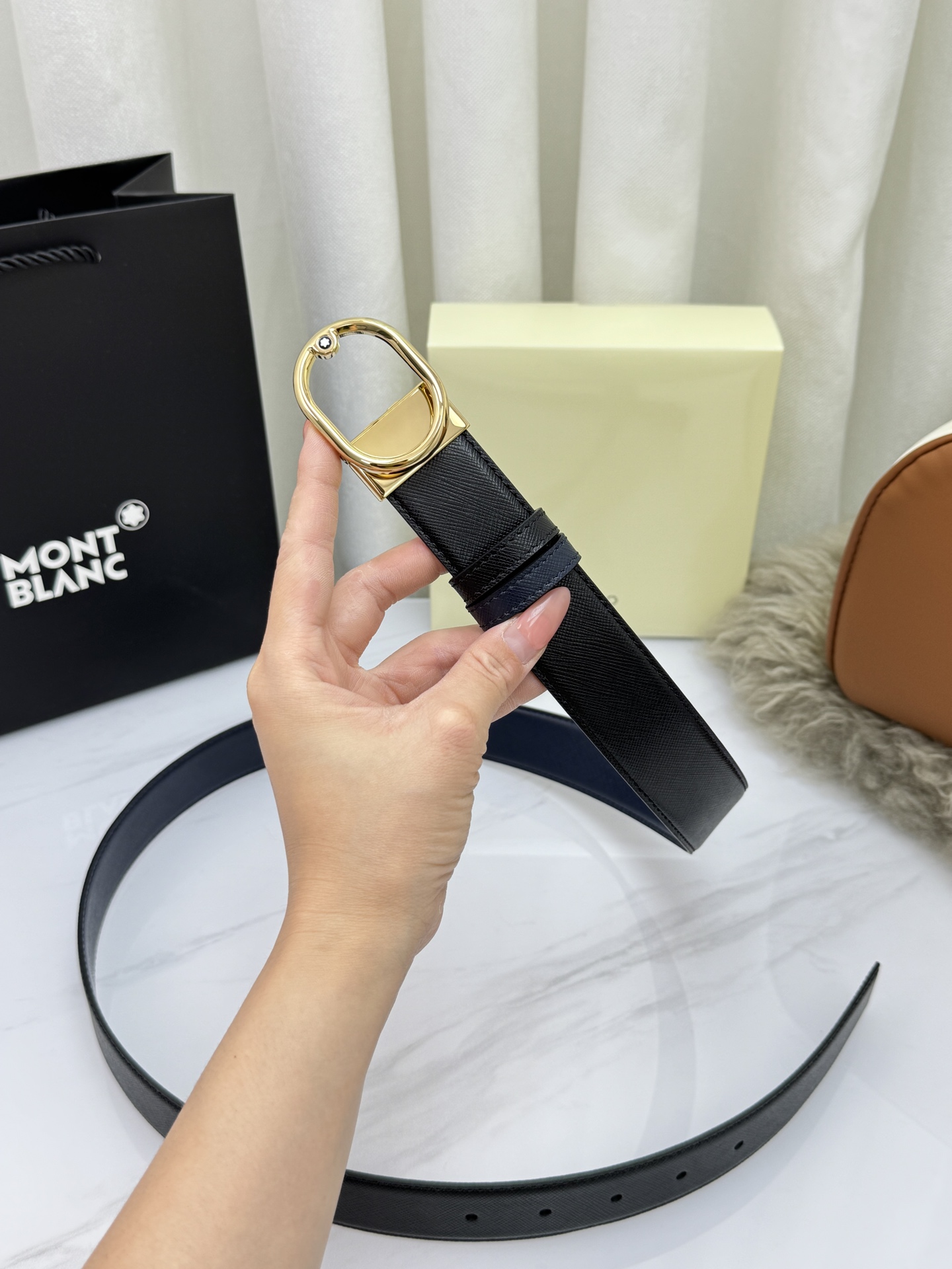 Montblanc万宝龙 宽3.5cm 采用头层牛皮 精品针式扣头 自由裁剪商务休闲皮带👉