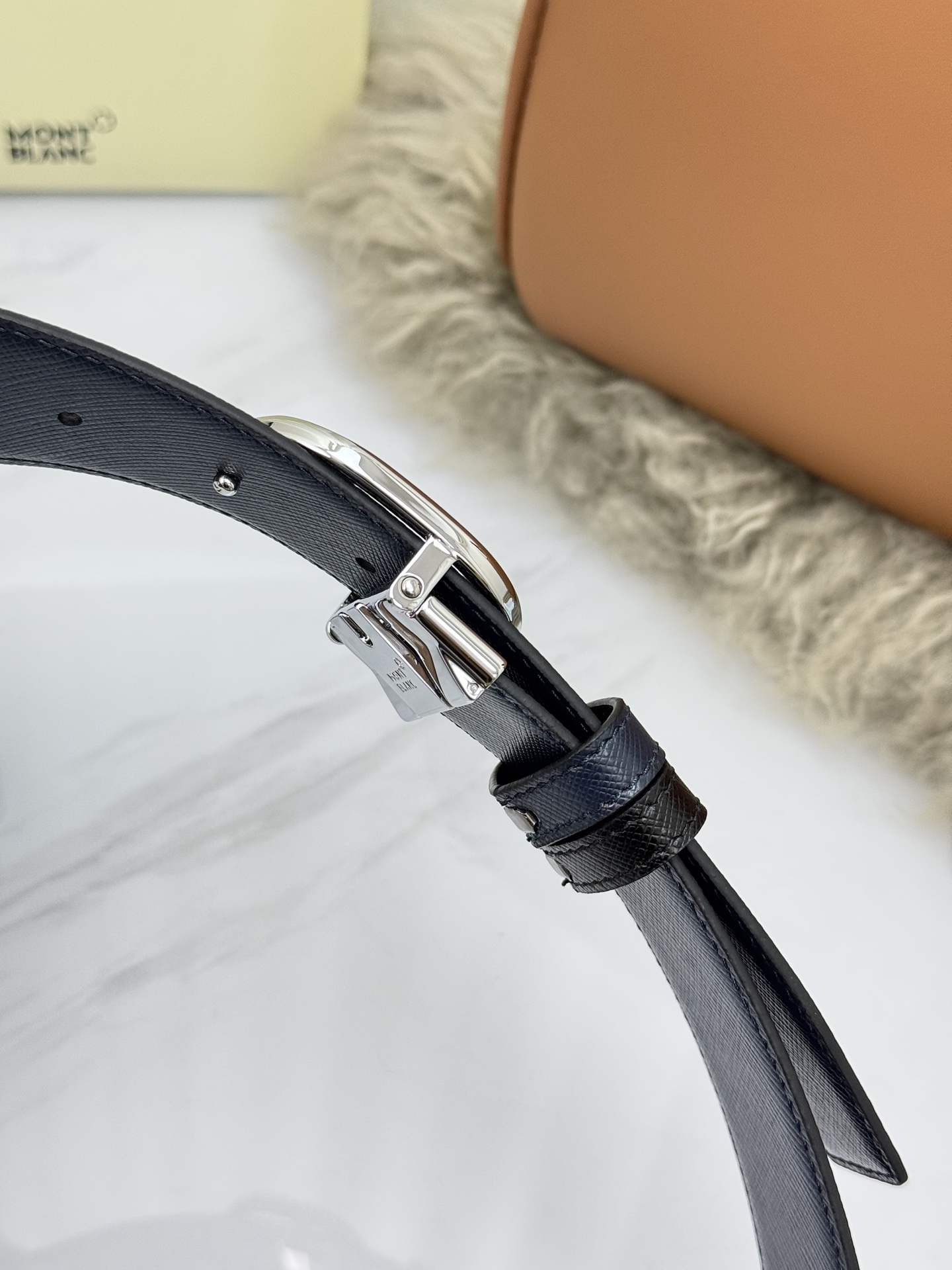 Montblanc万宝龙 宽3.5cm 采用头层牛皮 精品针式扣头 自由裁剪商务休闲皮带👉