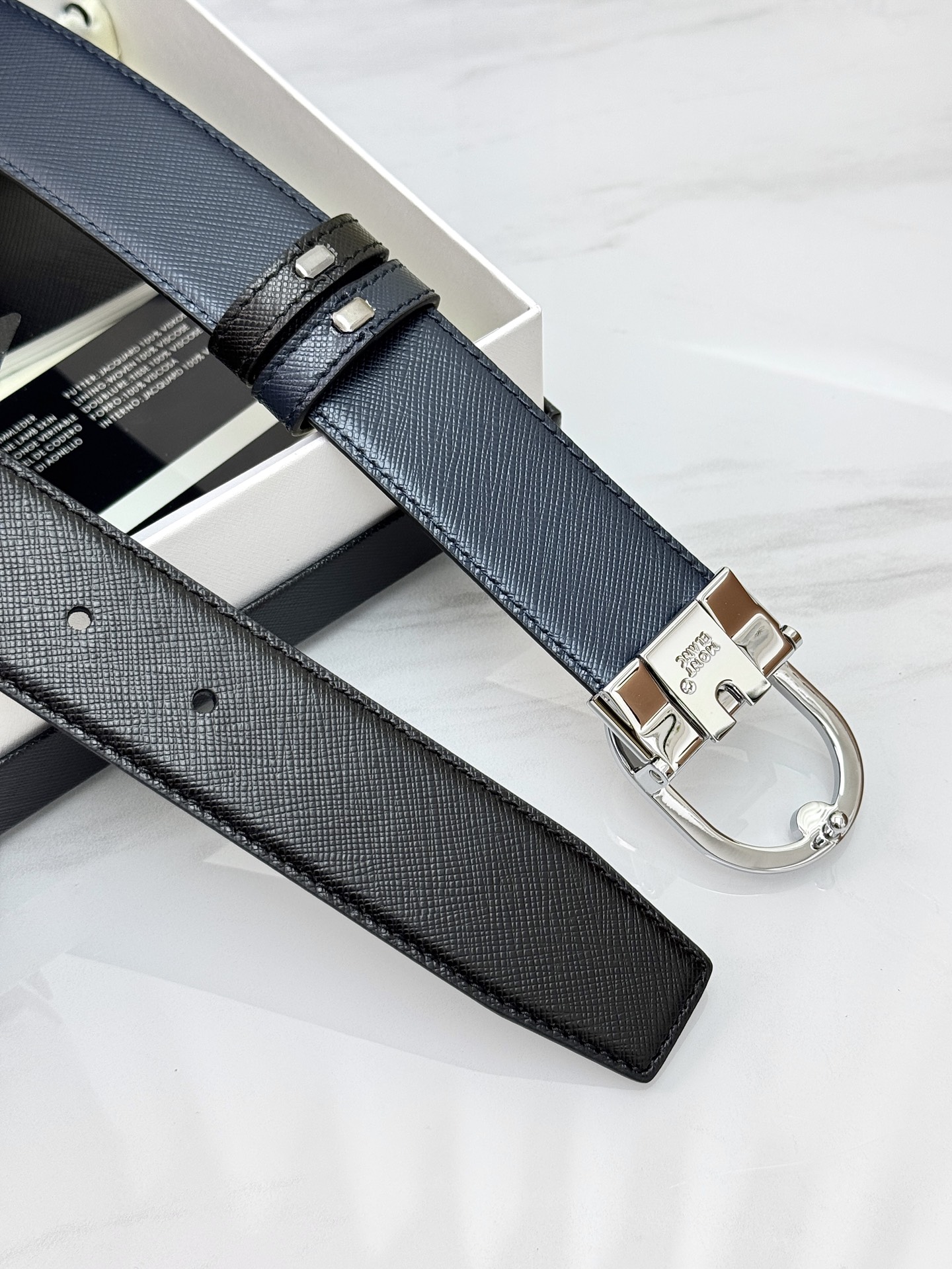 Montblanc万宝龙 宽3.5cm 采用头层牛皮 精品针式扣头 自由裁剪商务休闲皮带👉