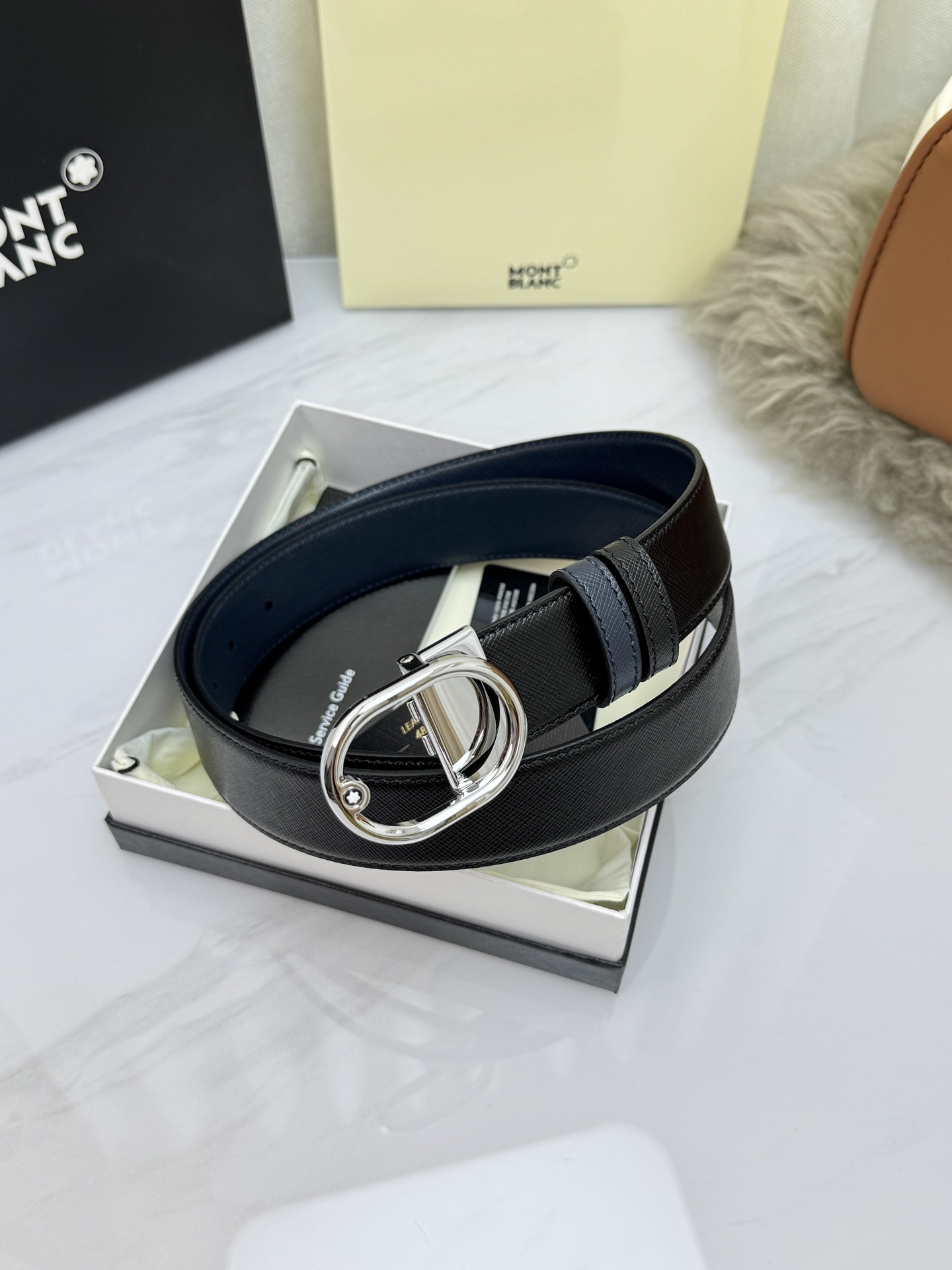 Montblanc万宝龙 宽3.5cm 采用头层牛皮 精品针式扣头 自由裁剪商务休闲皮带👉