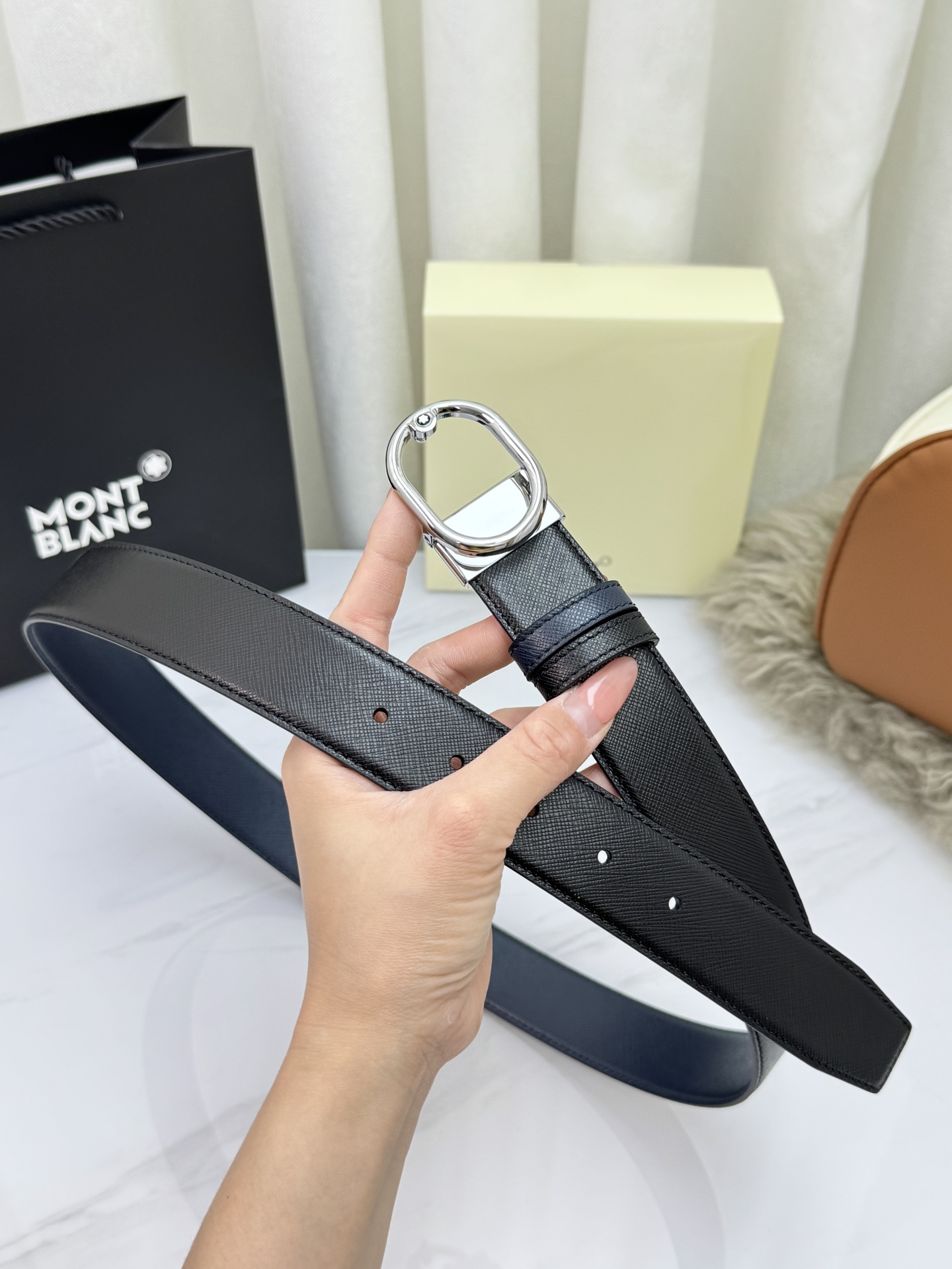 Montblanc万宝龙 宽3.5cm 采用头层牛皮 精品针式扣头 自由裁剪商务休闲皮带👉