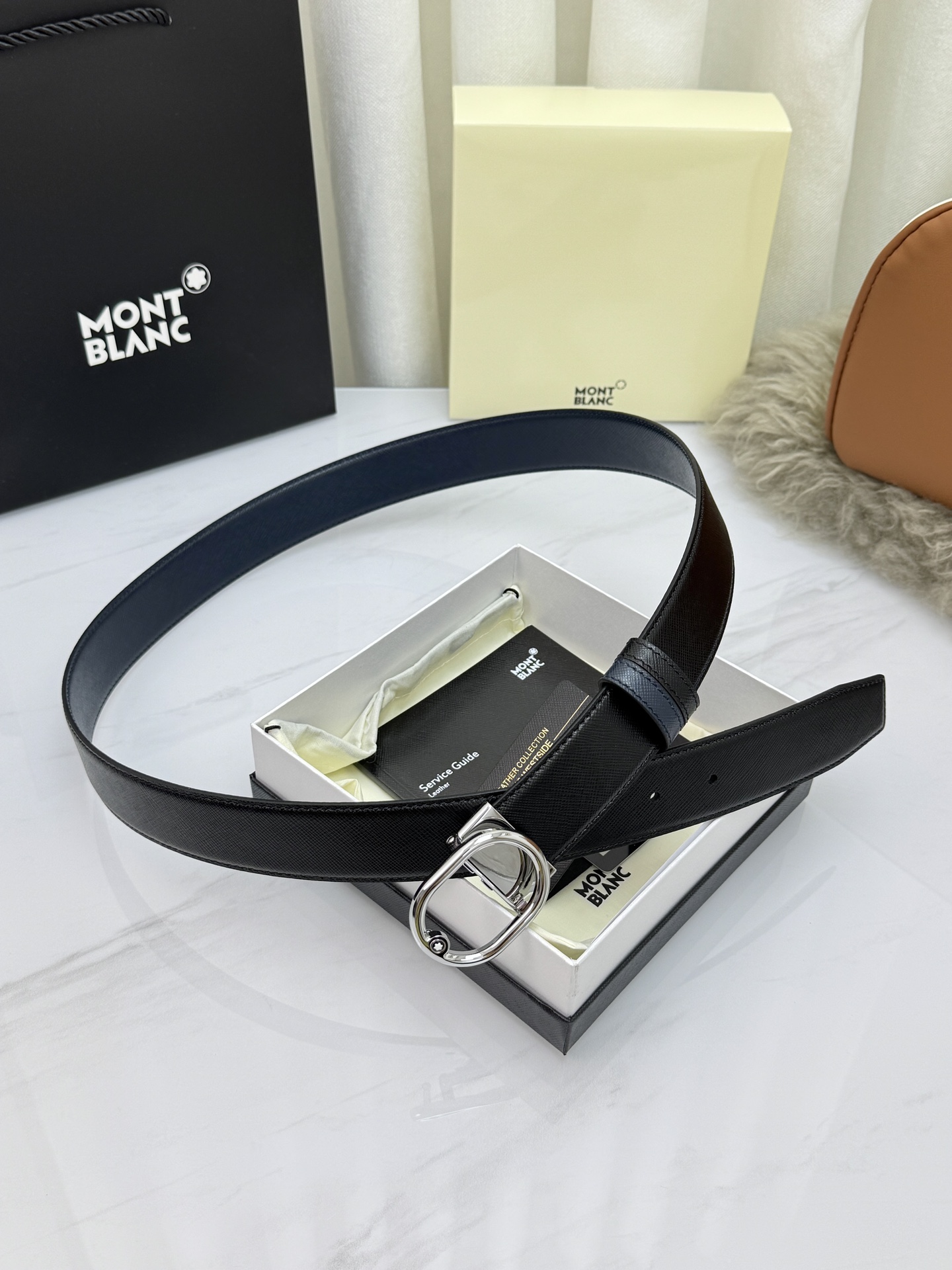 Montblanc万宝龙 宽3.5cm 采用头层牛皮 精品针式扣头 自由裁剪商务休闲皮带👉
