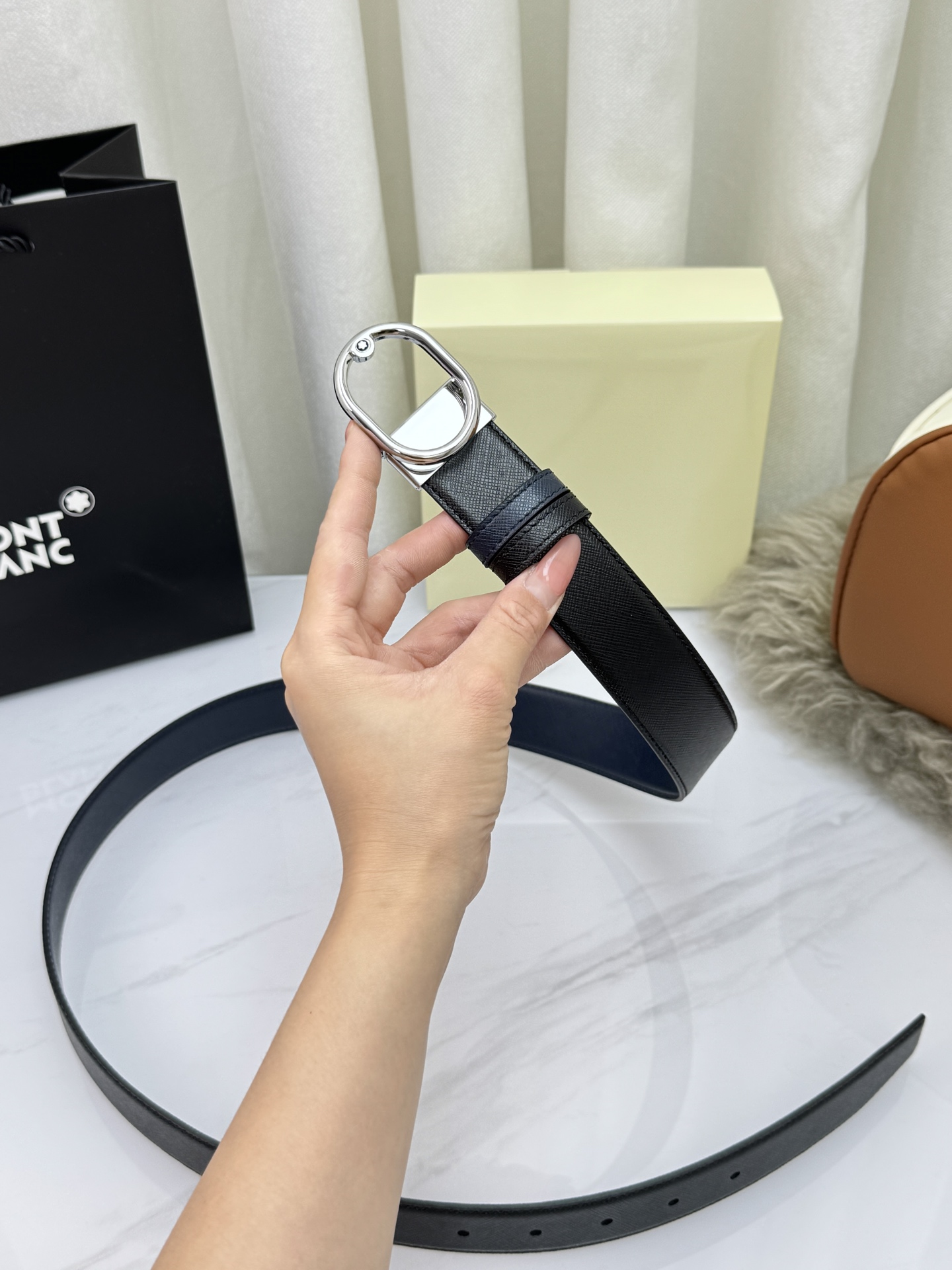 Montblanc万宝龙 宽3.5cm 采用头层牛皮 精品针式扣头 自由裁剪商务休闲皮带👉