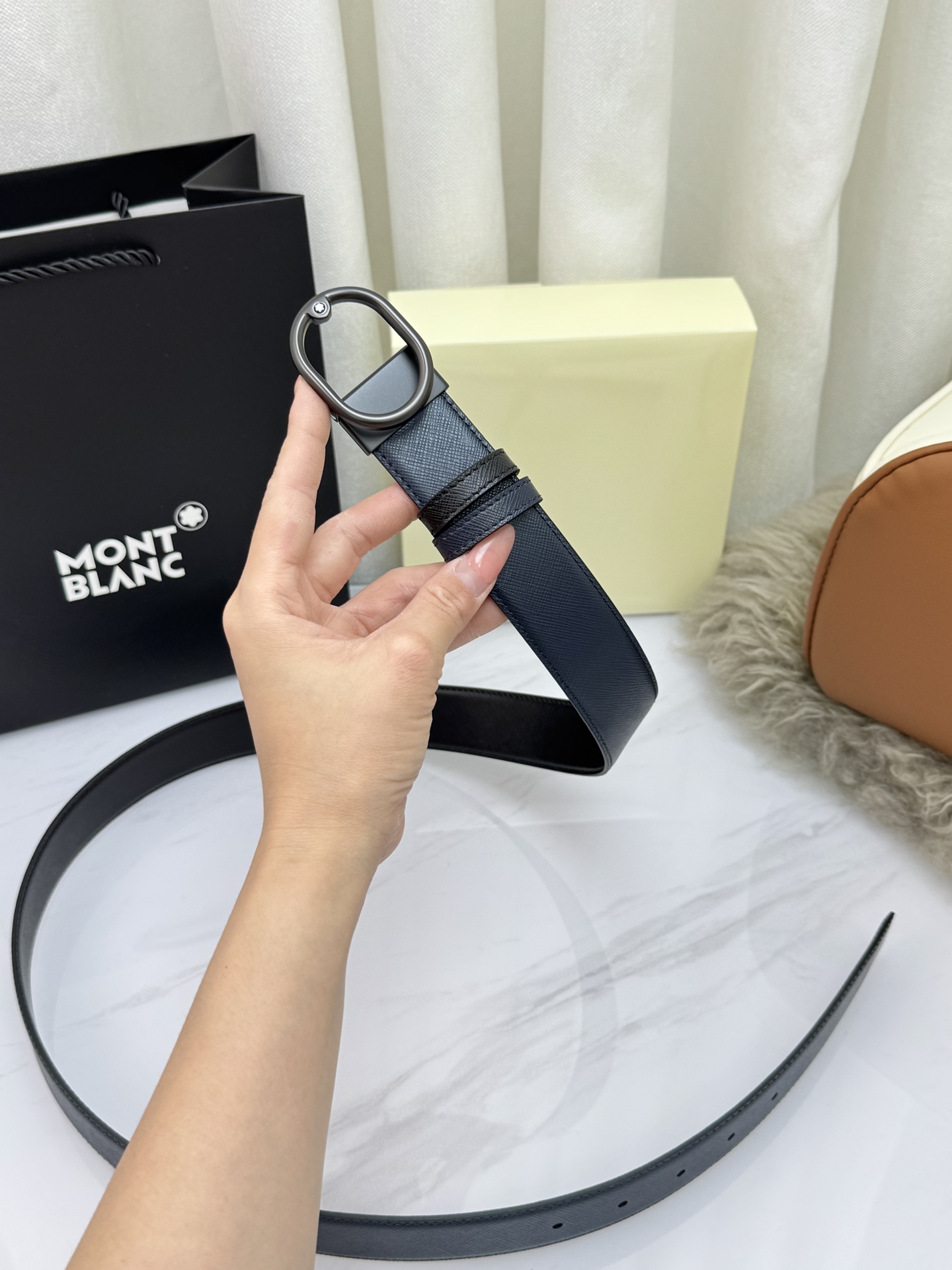 Montblanc万宝龙 宽3.5cm 采用头层牛皮 精品针式扣头 自由裁剪商务休闲皮带👉