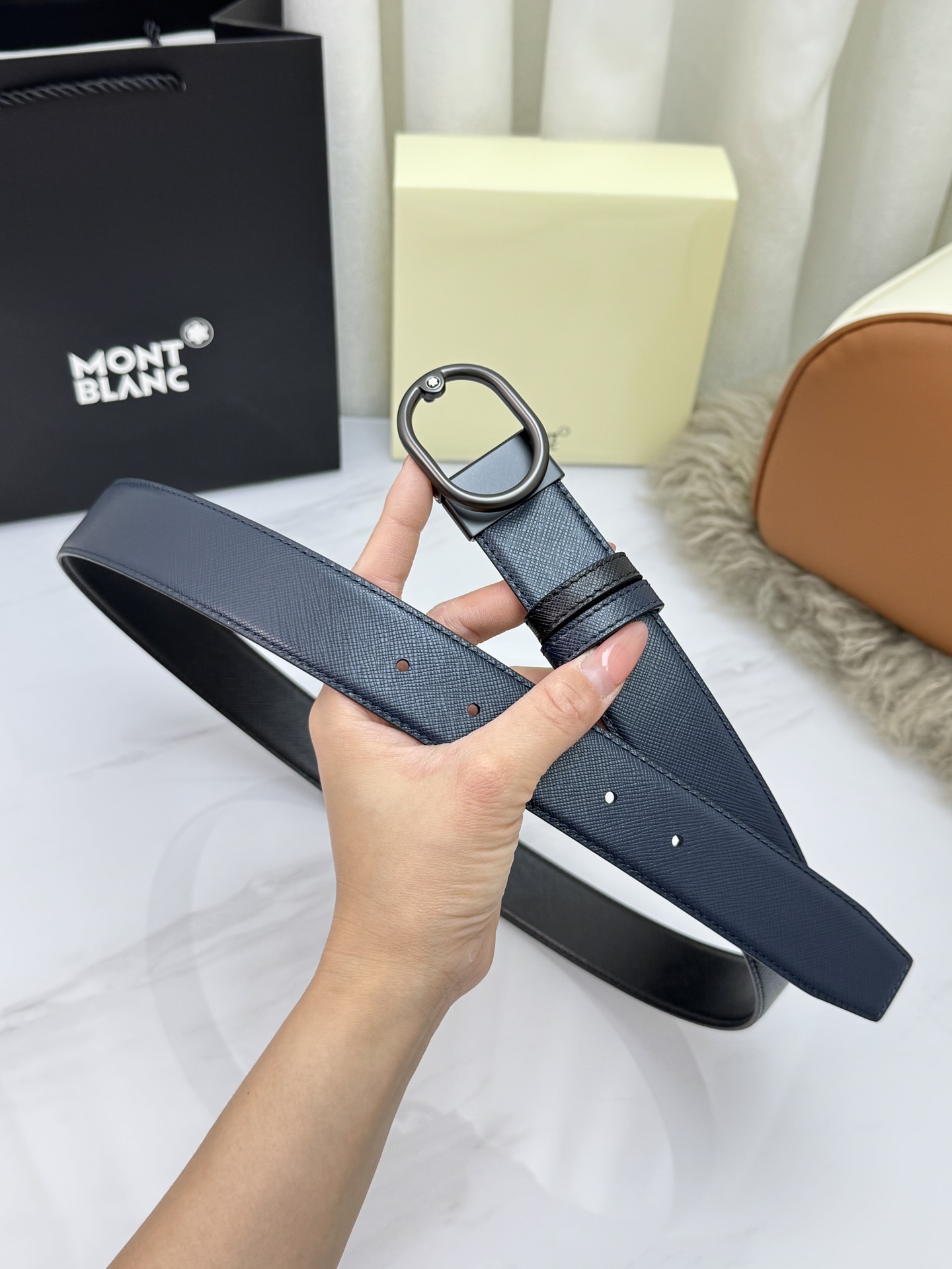 Montblanc万宝龙 宽3.5cm 采用头层牛皮 精品针式扣头 自由裁剪商务休闲皮带👉