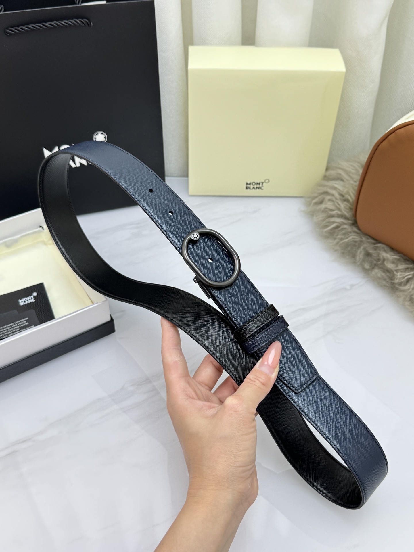 Montblanc万宝龙 宽3.5cm 采用头层牛皮 精品针式扣头 自由裁剪商务休闲皮带👉