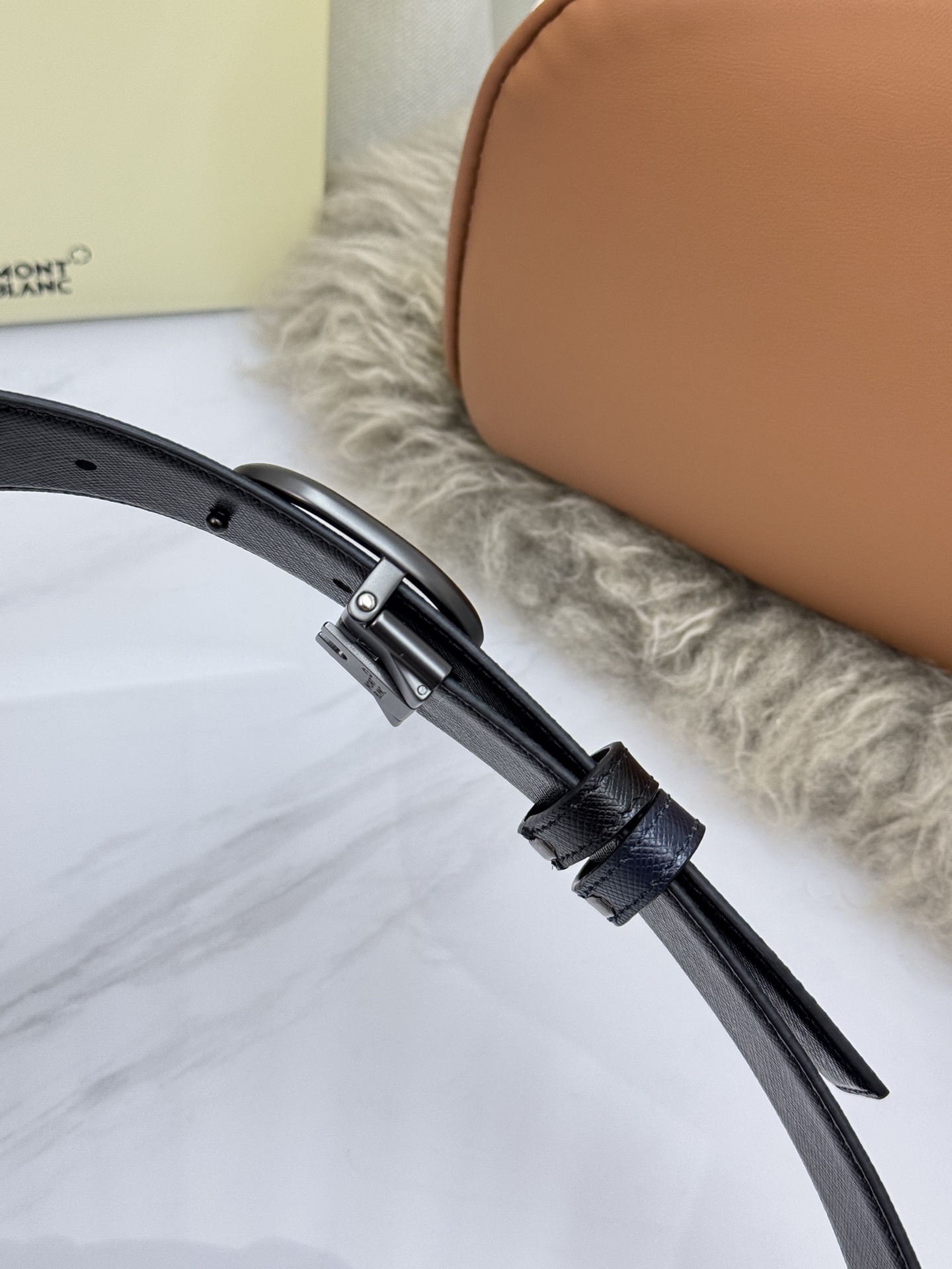 Montblanc万宝龙 宽3.5cm 采用头层牛皮 精品针式扣头 自由裁剪商务休闲皮带👉