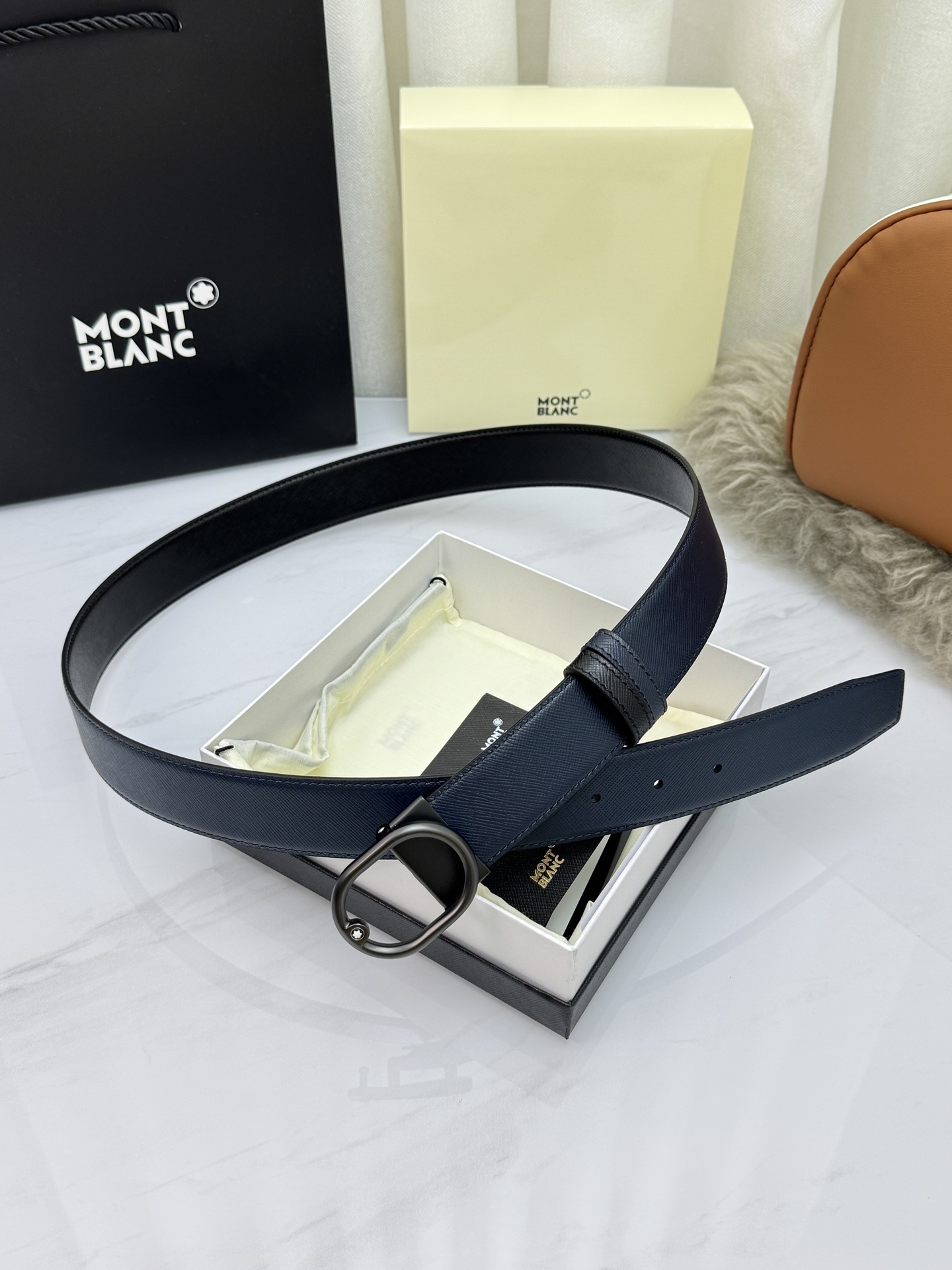 Montblanc万宝龙 宽3.5cm 采用头层牛皮 精品针式扣头 自由裁剪商务休闲皮带👉