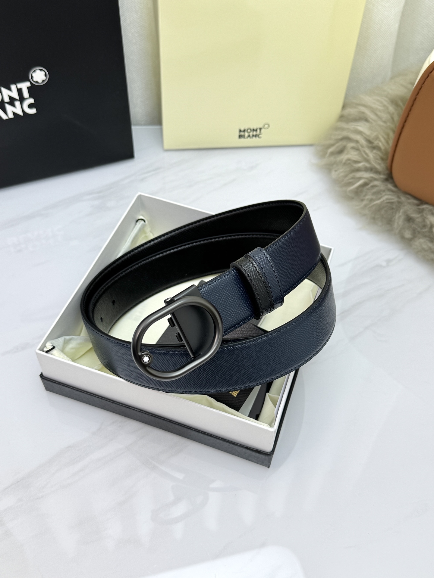 Montblanc万宝龙 宽3.5cm 采用头层牛皮 精品针式扣头 自由裁剪商务休闲皮带👉