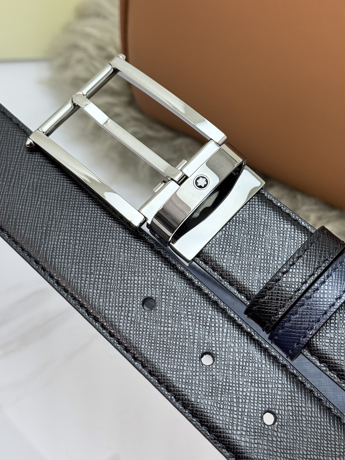 Montblanc万宝龙 宽3.5cm 采用头层牛皮 精品针式扣头 自由裁剪商务休闲皮带👉