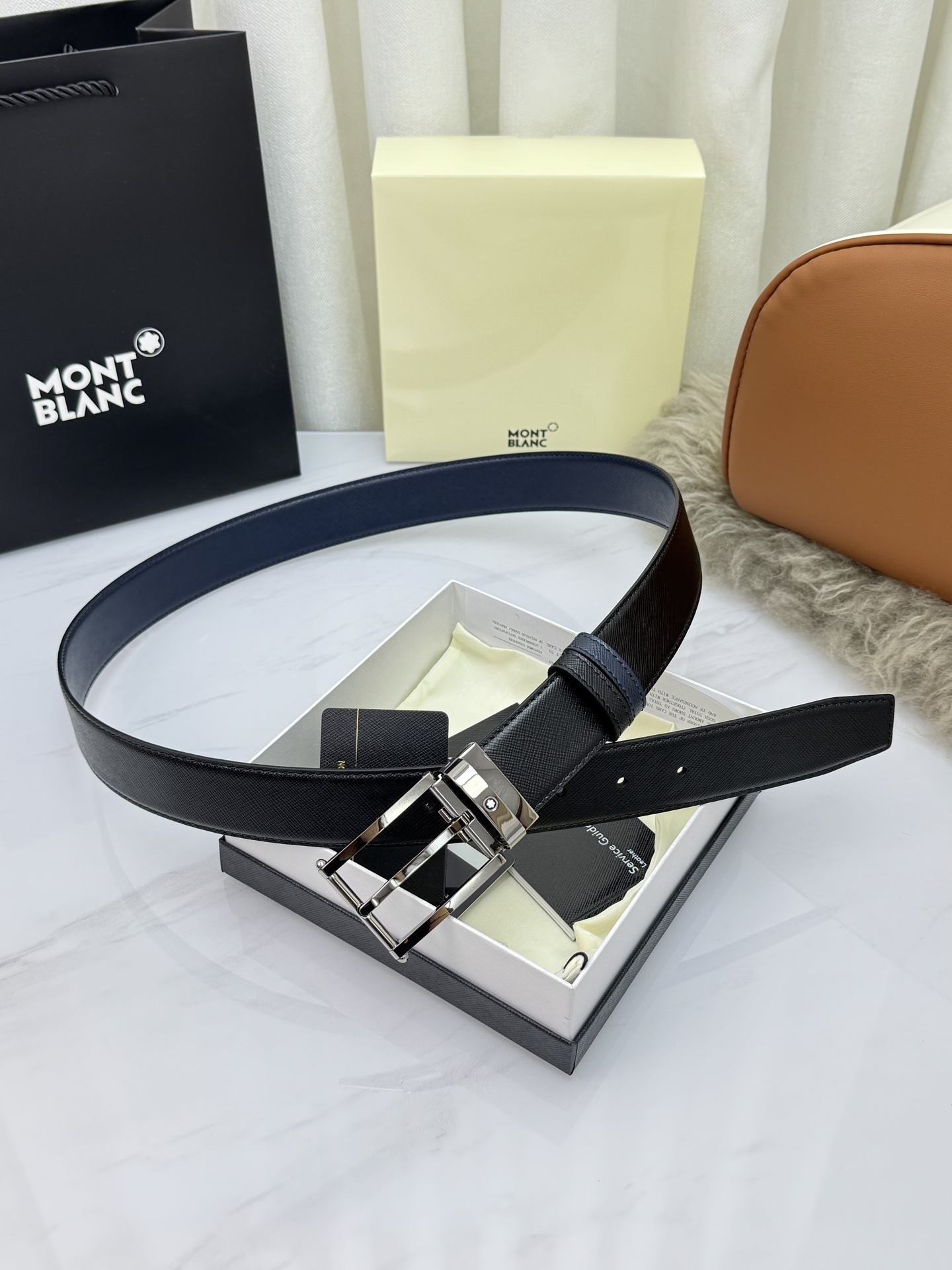Montblanc万宝龙 宽3.5cm 采用头层牛皮 精品针式扣头 自由裁剪商务休闲皮带👉