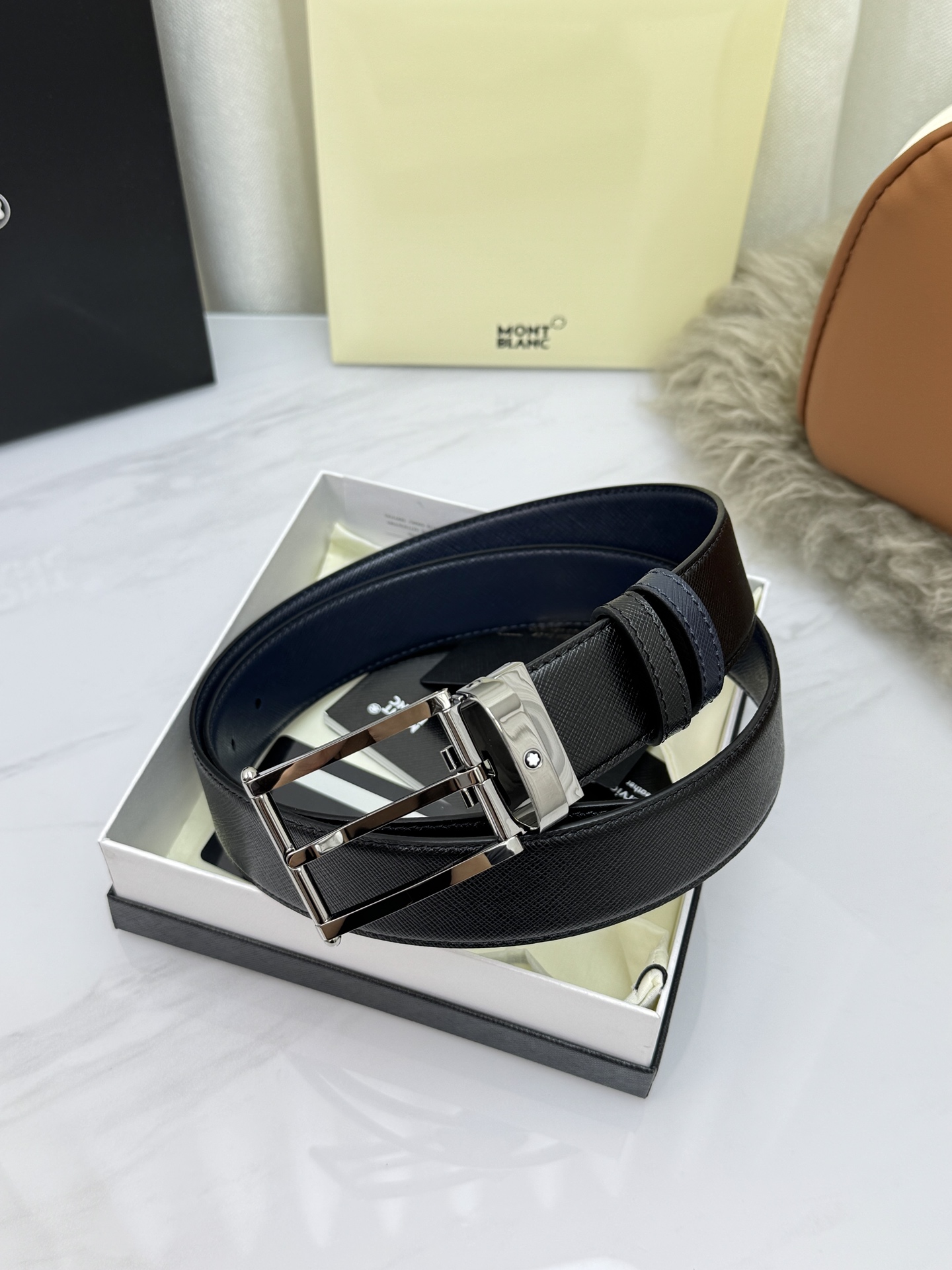 Montblanc万宝龙 宽3.5cm 采用头层牛皮 精品针式扣头 自由裁剪商务休闲皮带👉