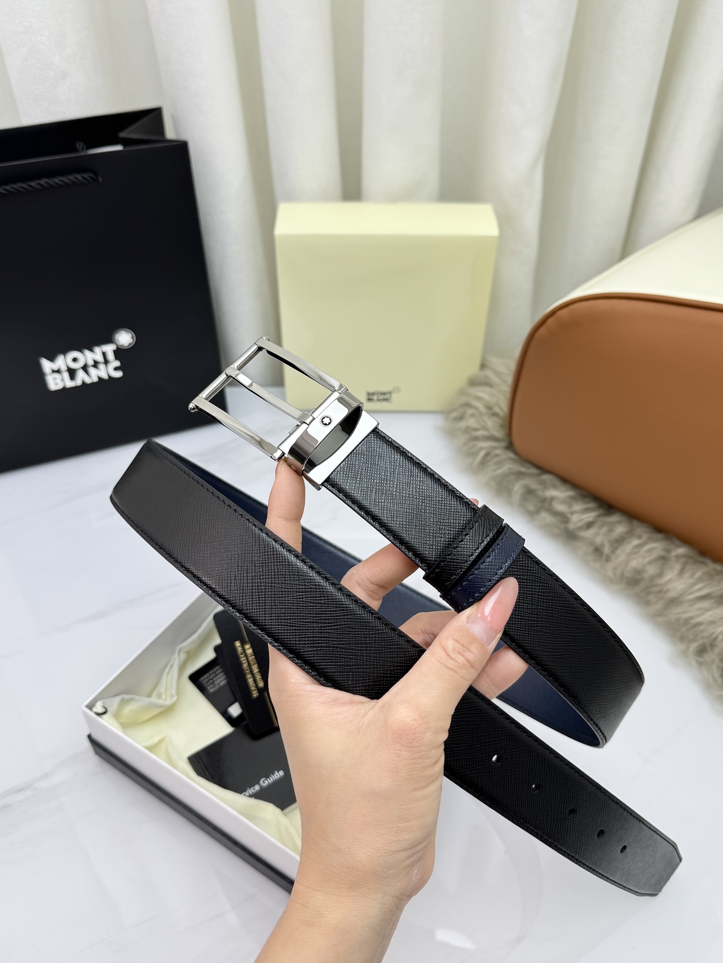 Montblanc万宝龙 宽3.5cm 采用头层牛皮 精品针式扣头 自由裁剪商务休闲皮带👉