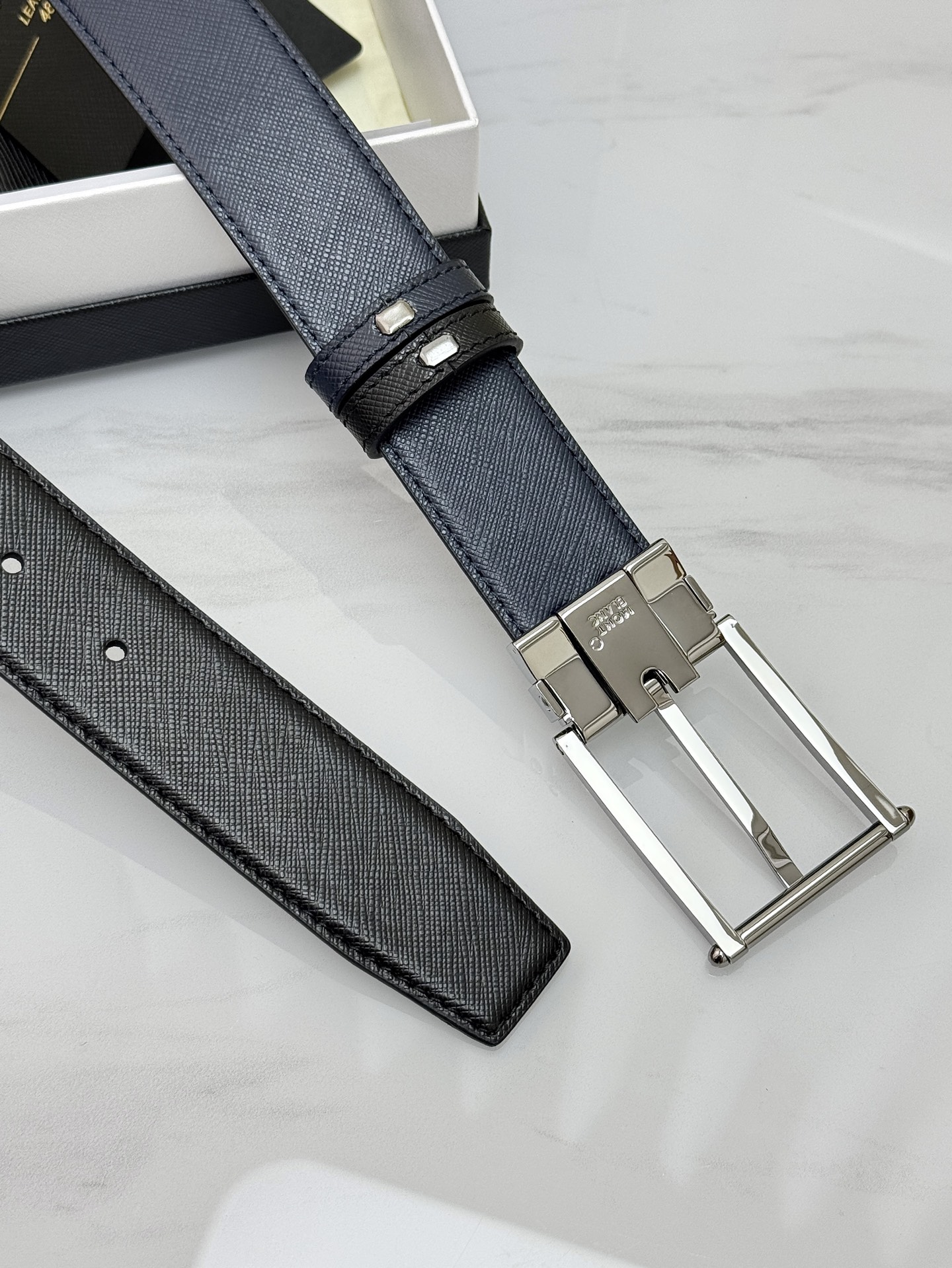 Montblanc万宝龙 宽3.5cm 采用头层牛皮 精品针式扣头 自由裁剪商务休闲皮带👉