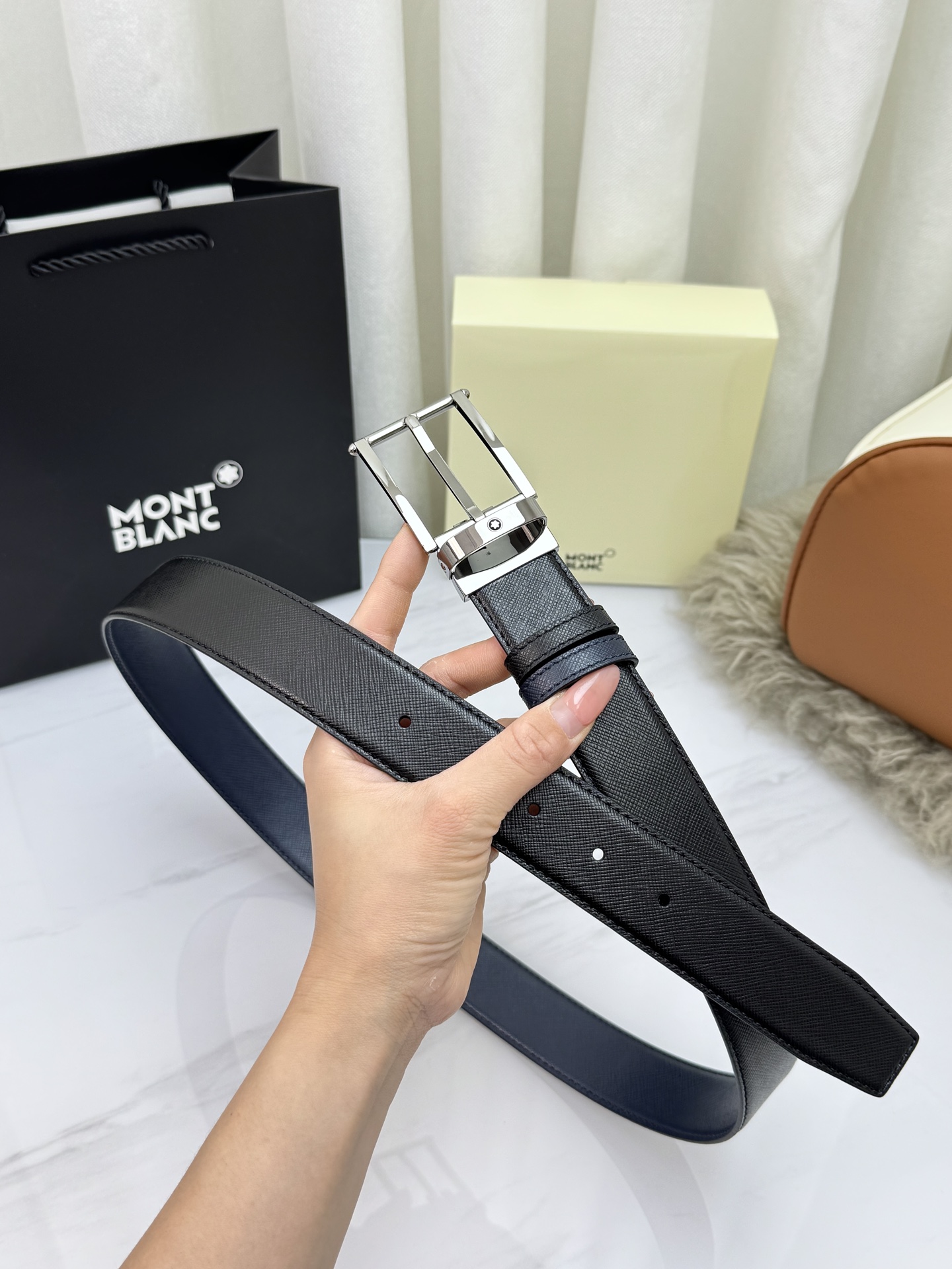 Montblanc万宝龙 宽3.5cm 采用头层牛皮 精品针式扣头 自由裁剪商务休闲皮带👉