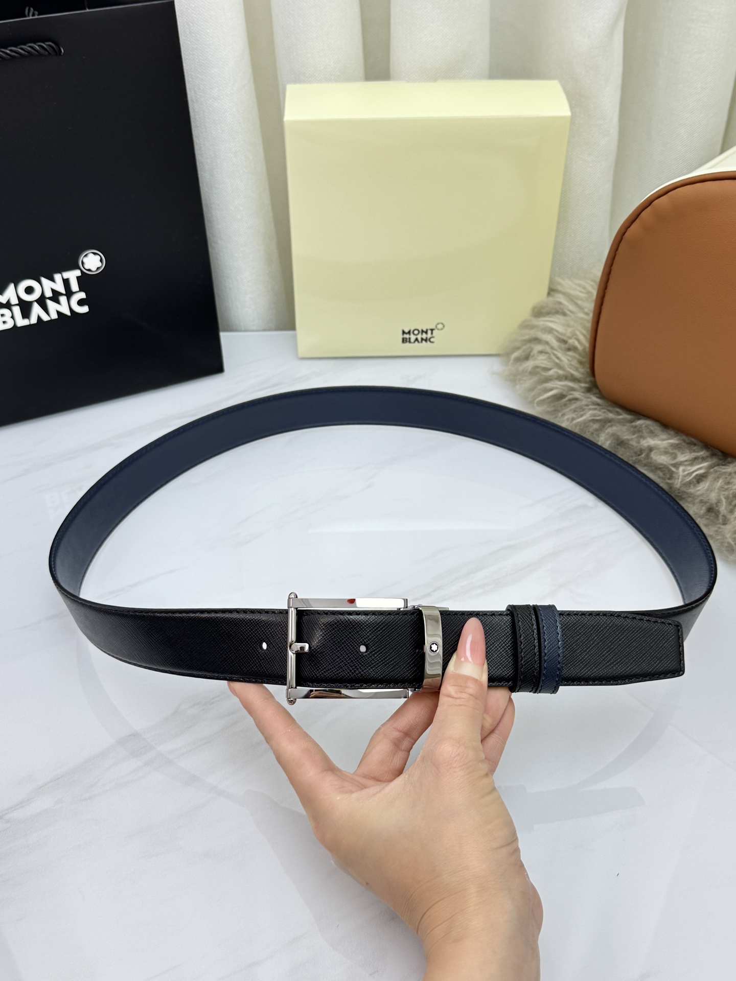 Montblanc万宝龙 宽3.5cm 采用头层牛皮 精品针式扣头 自由裁剪商务休闲皮带👉