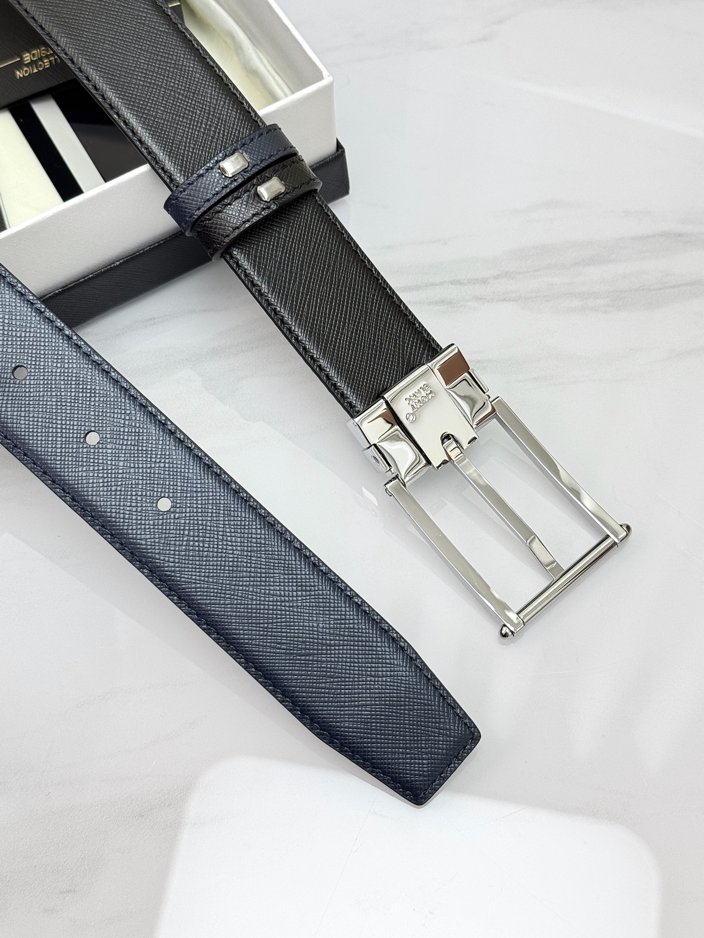 Montblanc万宝龙 宽3.5cm 采用头层牛皮 精品针式扣头 自由裁剪商务休闲皮带👉