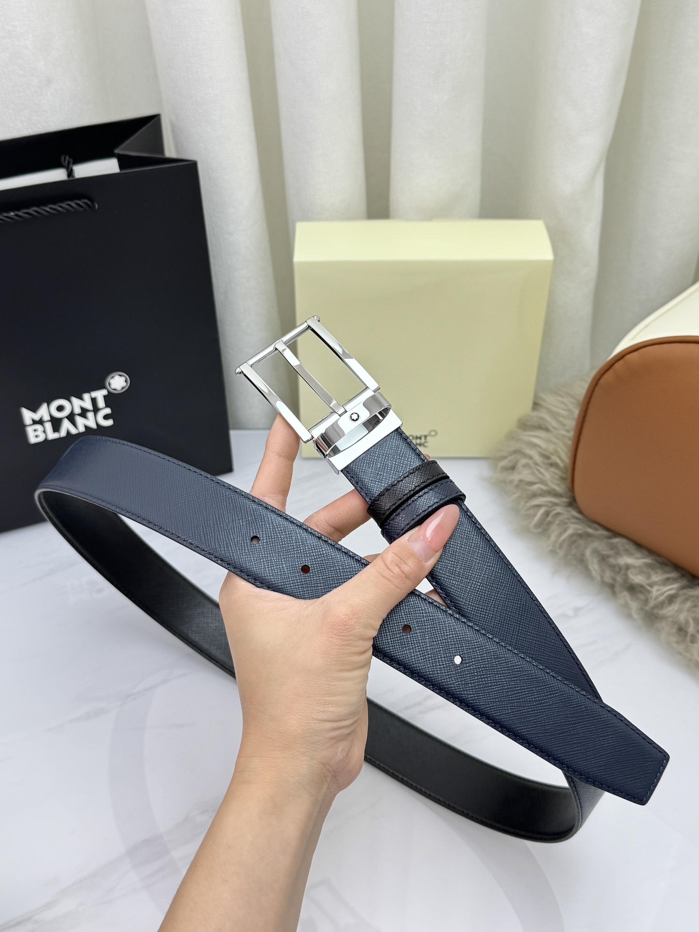 Montblanc万宝龙 宽3.5cm 采用头层牛皮 精品针式扣头 自由裁剪商务休闲皮带👉