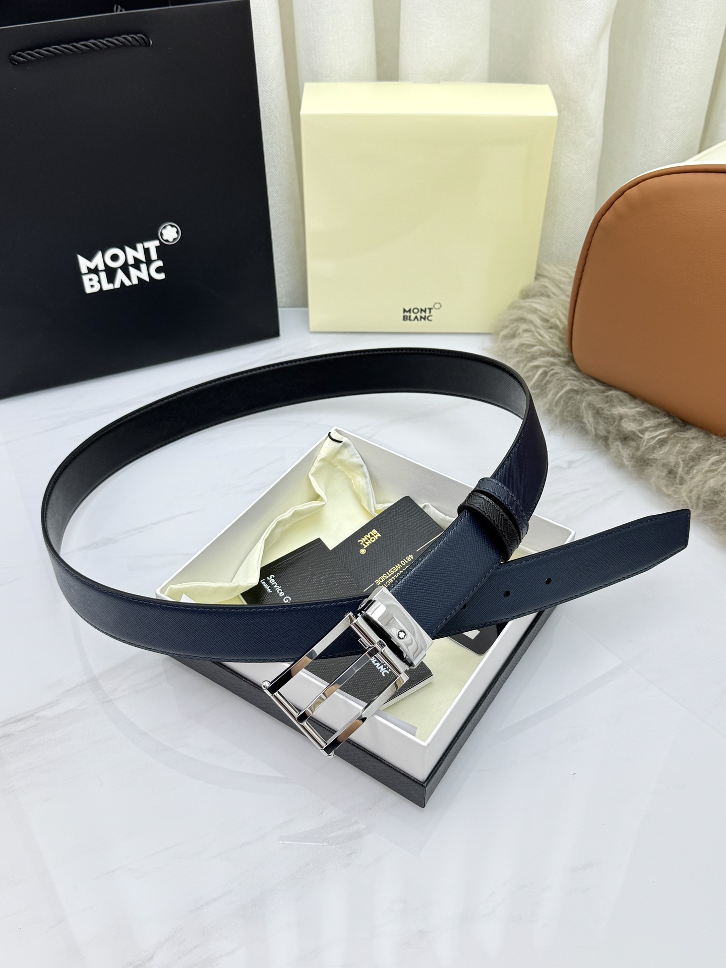 Montblanc万宝龙 宽3.5cm 采用头层牛皮 精品针式扣头 自由裁剪商务休闲皮带👉