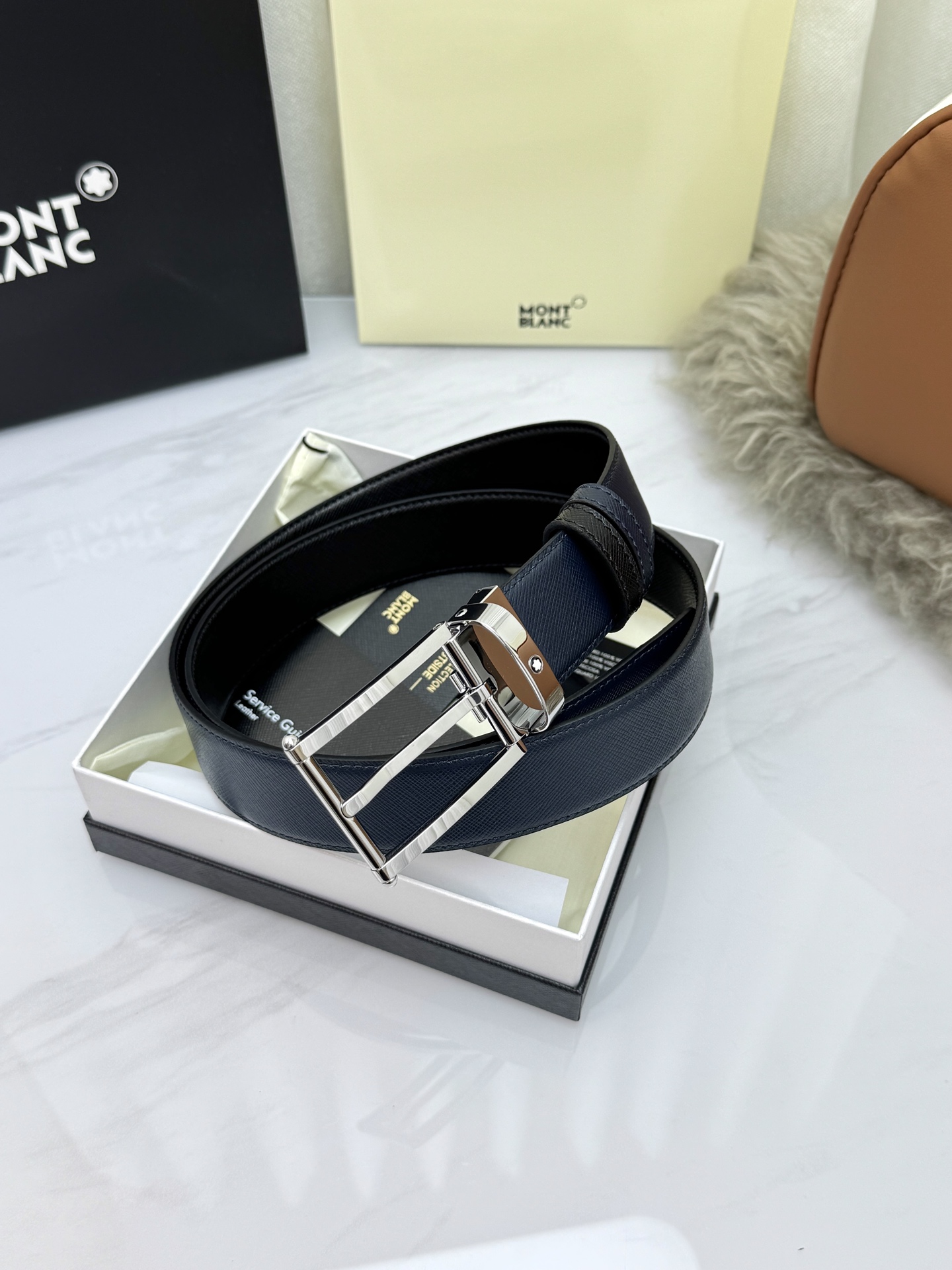 Montblanc万宝龙 宽3.5cm 采用头层牛皮 精品针式扣头 自由裁剪商务休闲皮带👉