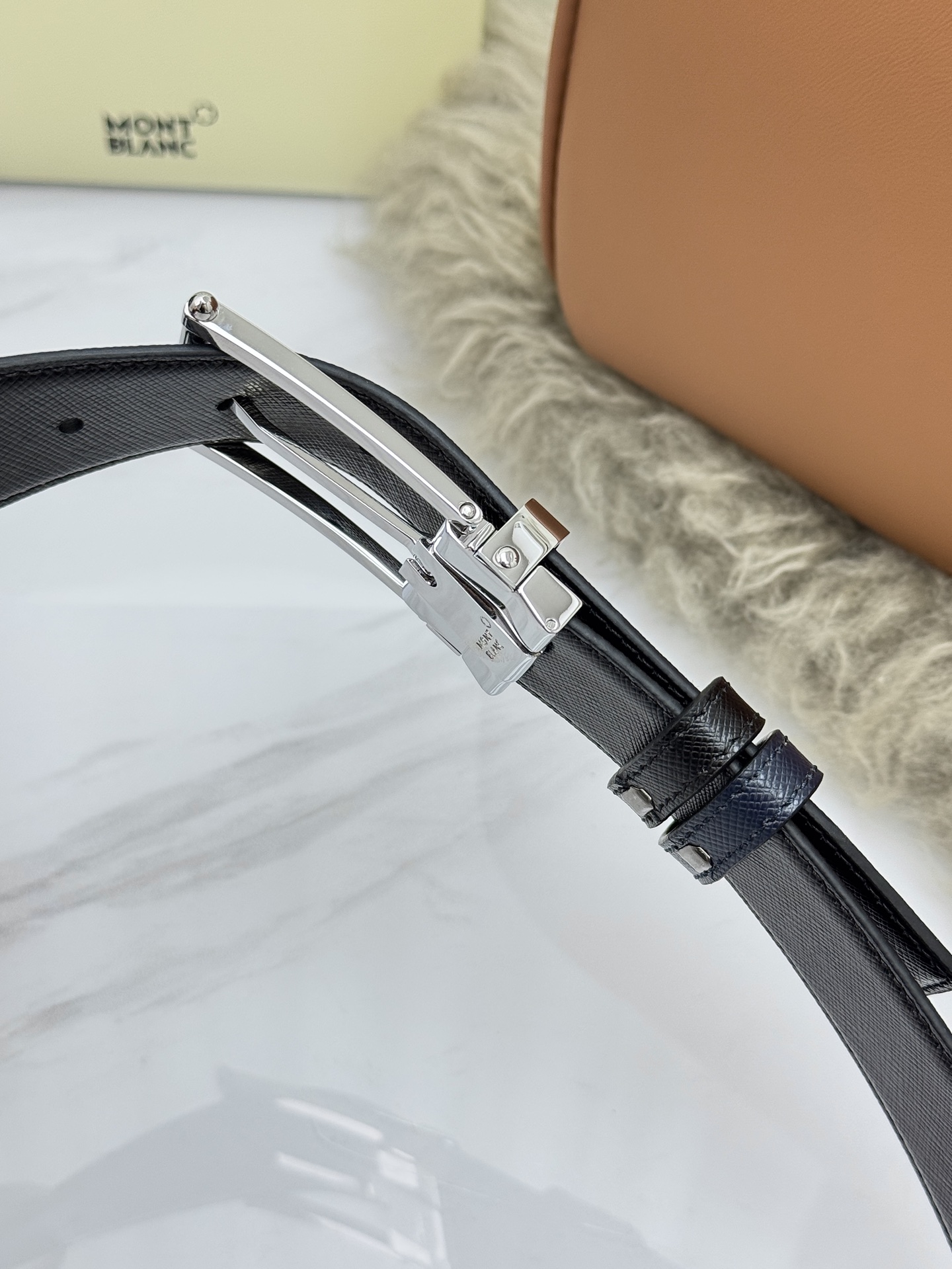 Montblanc万宝龙 宽3.5cm 采用头层牛皮 精品针式扣头 自由裁剪商务休闲皮带👉