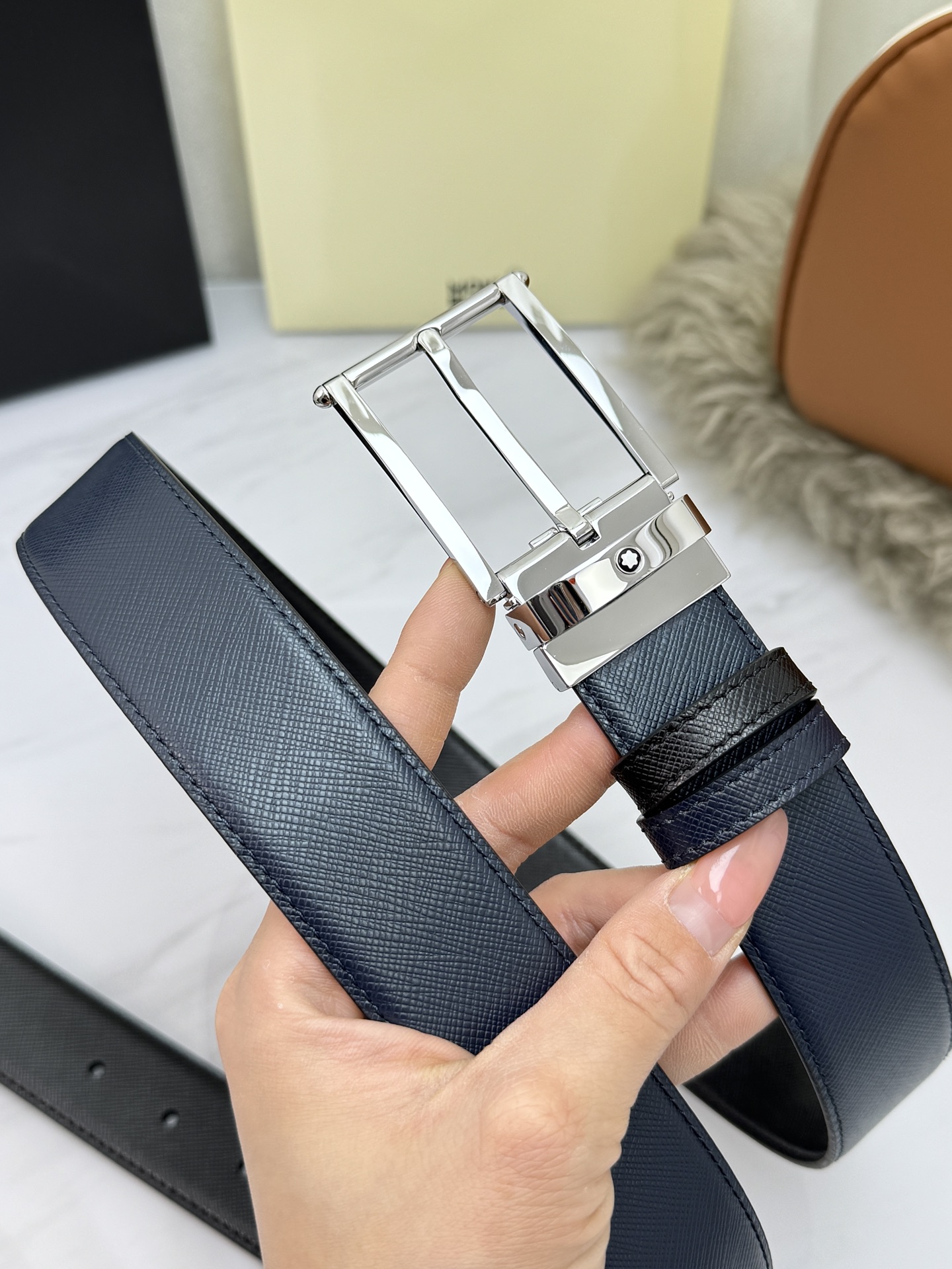Montblanc万宝龙 宽3.5cm 采用头层牛皮 精品针式扣头 自由裁剪商务休闲皮带👉