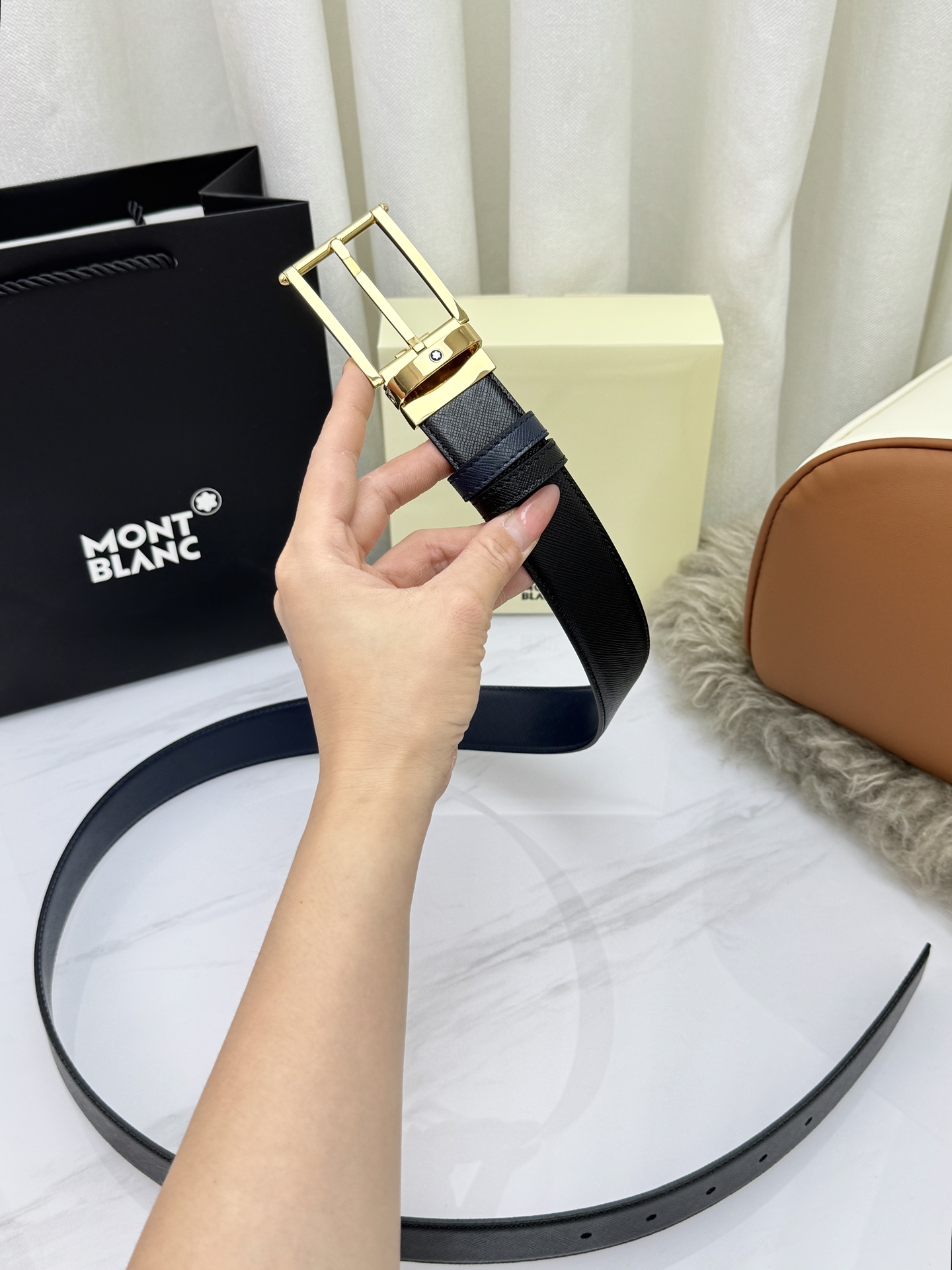 Montblanc万宝龙 宽3.5cm 采用头层牛皮 精品针式扣头 自由裁剪商务休闲皮带👉