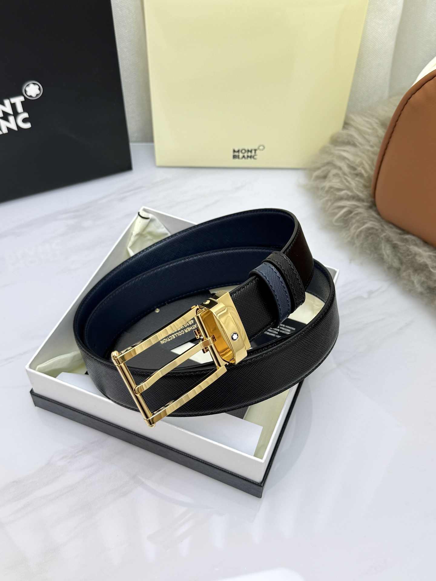 Montblanc万宝龙 宽3.5cm 采用头层牛皮 精品针式扣头 自由裁剪商务休闲皮带👉