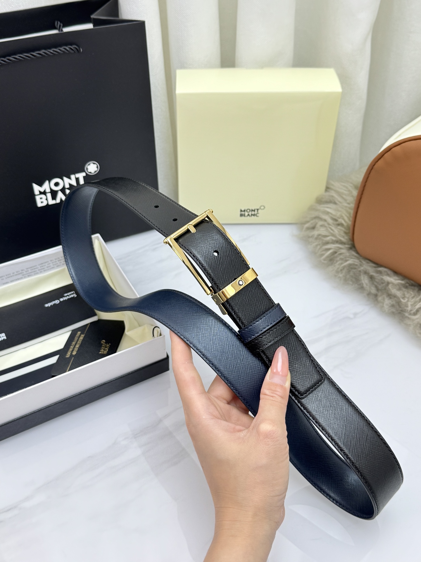 Montblanc万宝龙 宽3.5cm 采用头层牛皮 精品针式扣头 自由裁剪商务休闲皮带👉