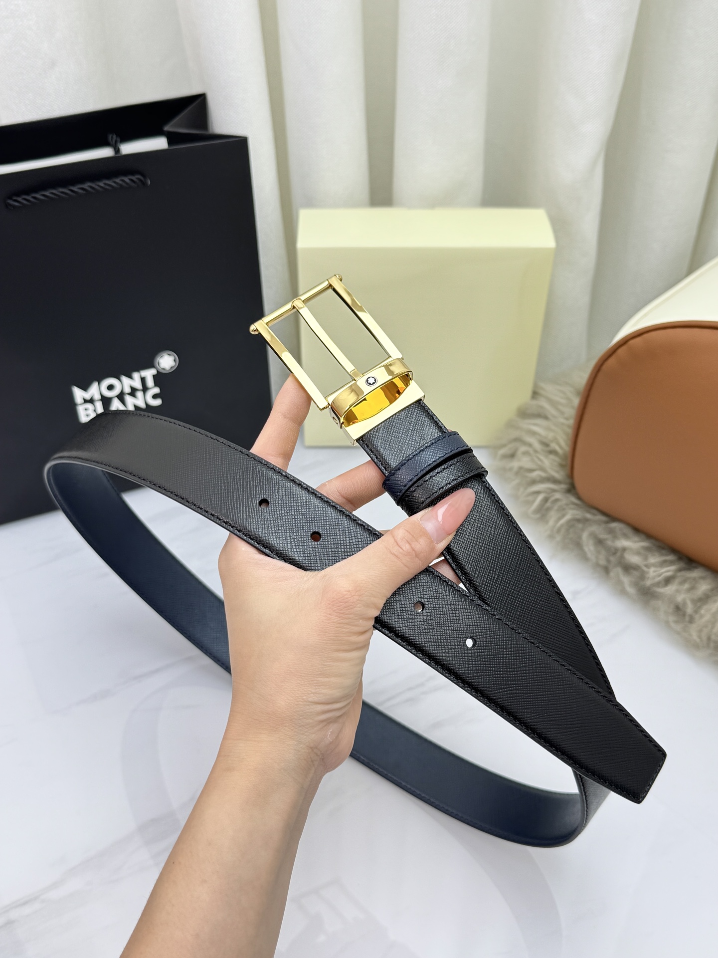 Montblanc万宝龙 宽3.5cm 采用头层牛皮 精品针式扣头 自由裁剪商务休闲皮带👉