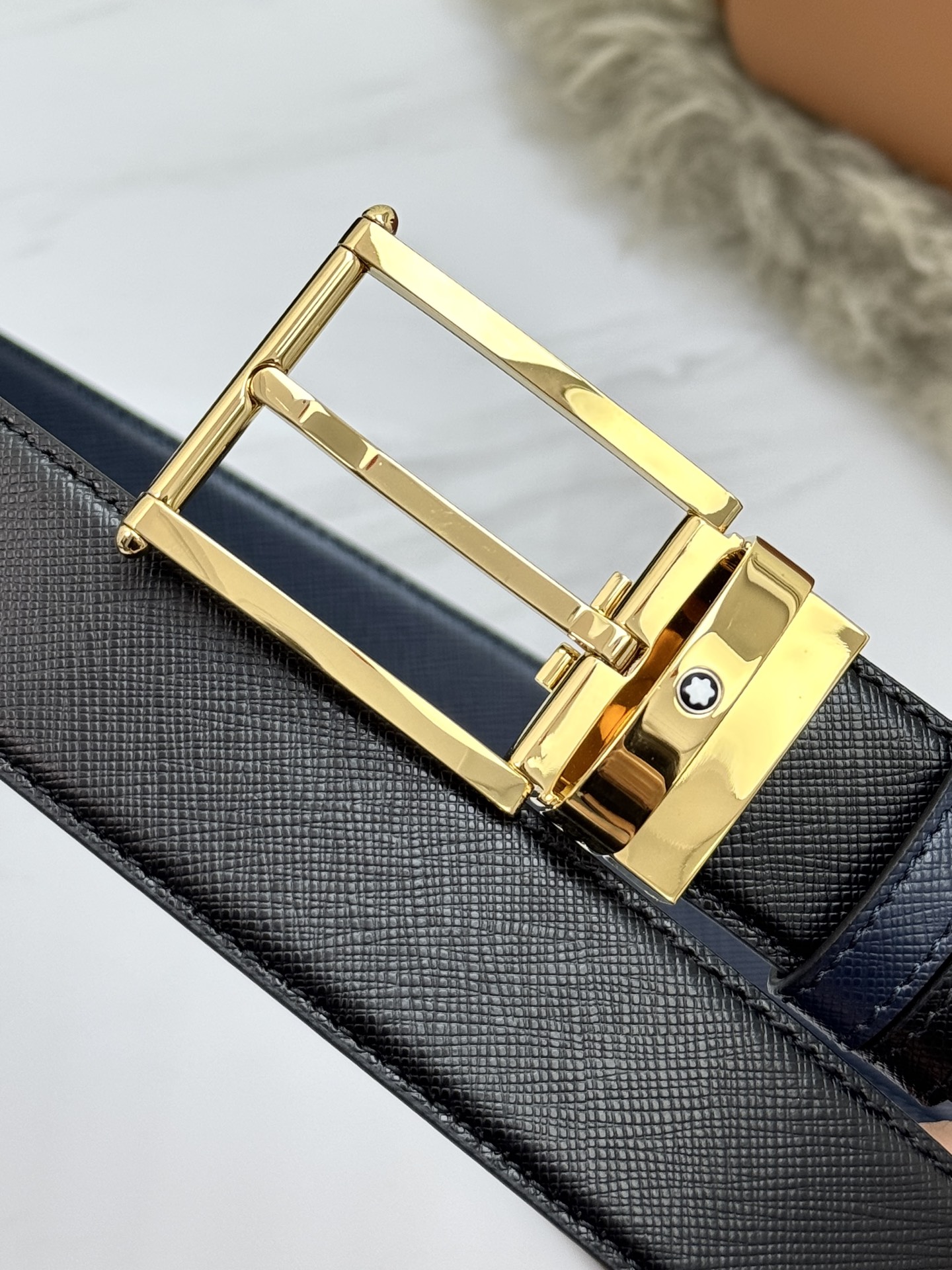 Montblanc万宝龙 宽3.5cm 采用头层牛皮 精品针式扣头 自由裁剪商务休闲皮带👉