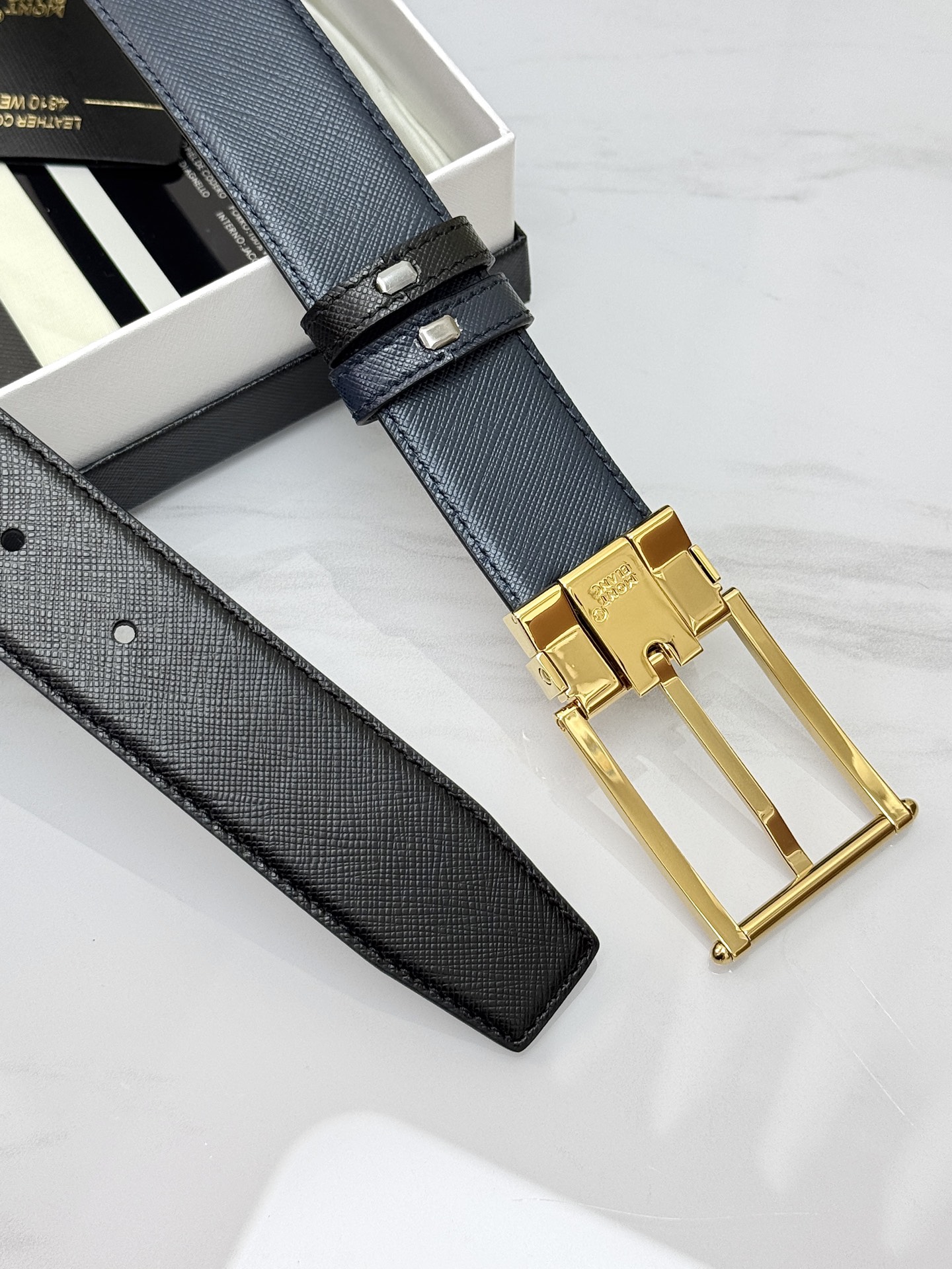 Montblanc万宝龙 宽3.5cm 采用头层牛皮 精品针式扣头 自由裁剪商务休闲皮带👉