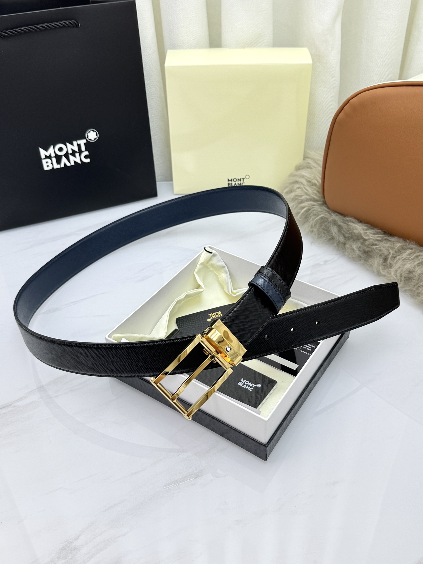Montblanc万宝龙 宽3.5cm 采用头层牛皮 精品针式扣头 自由裁剪商务休闲皮带👉