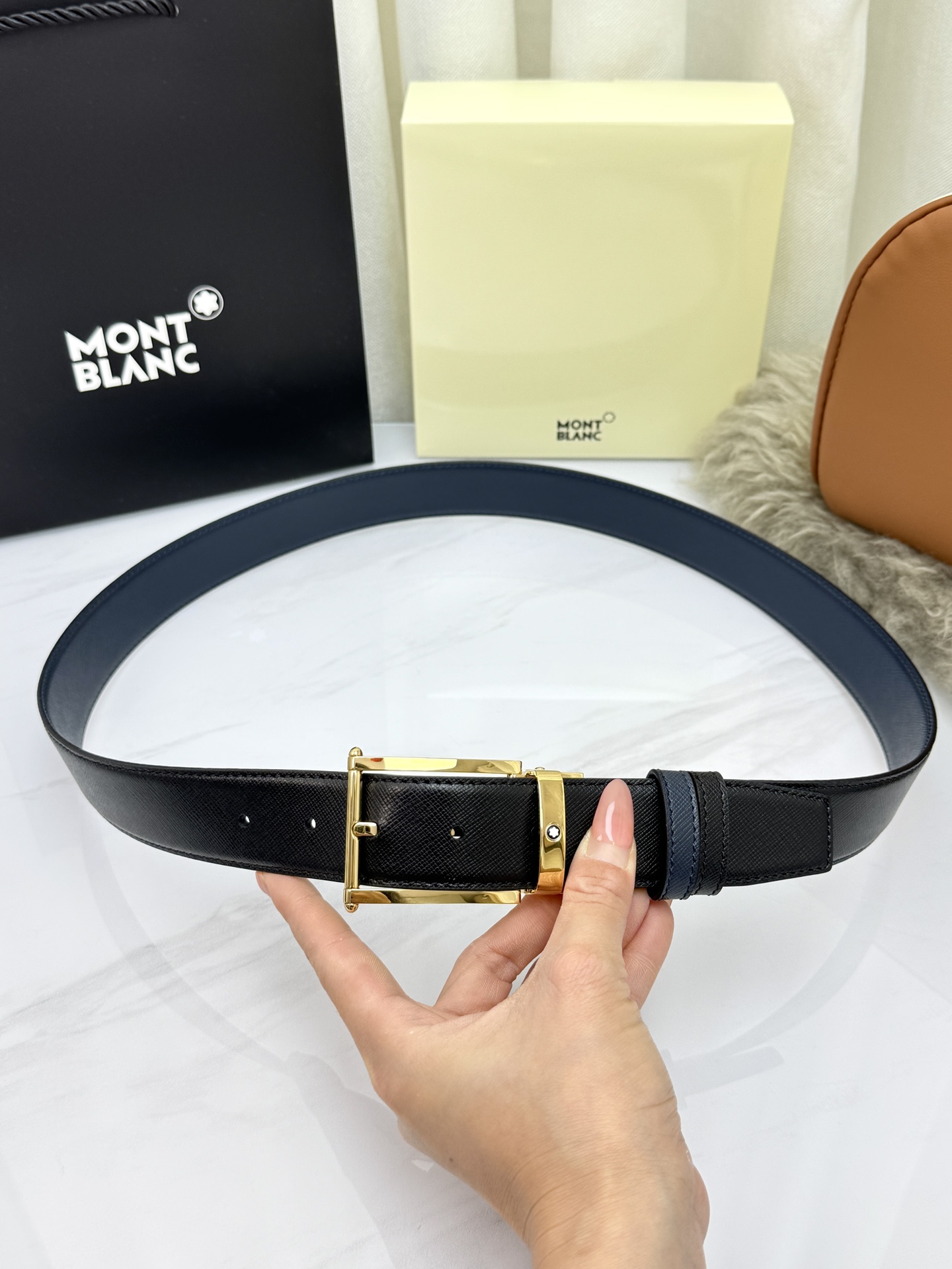 Montblanc万宝龙 宽3.5cm 采用头层牛皮 精品针式扣头 自由裁剪商务休闲皮带👉