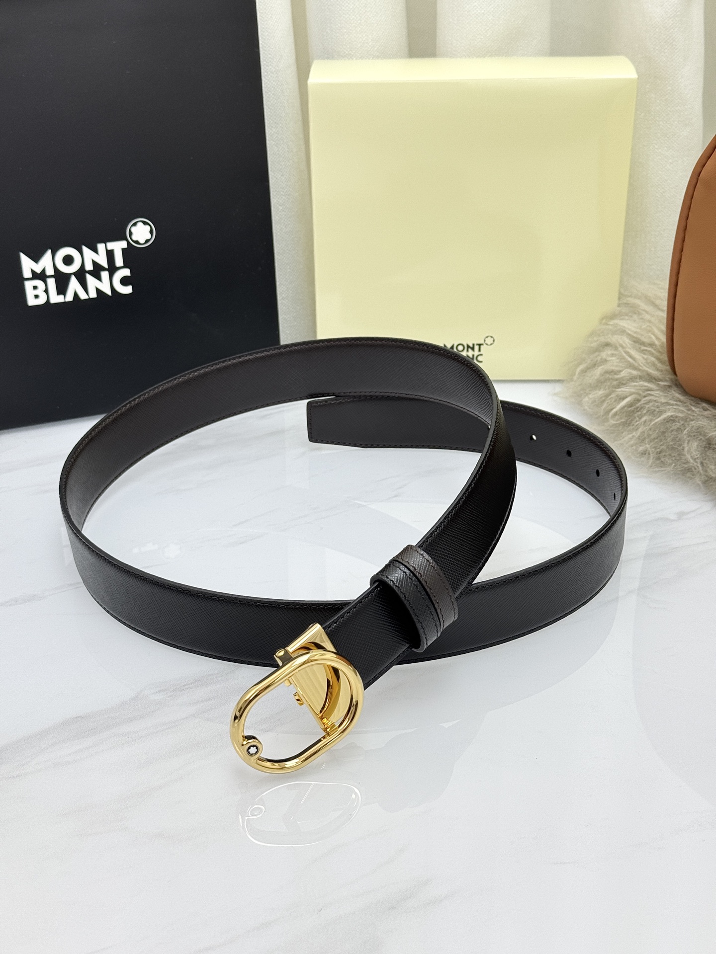 Montblanc万宝龙 宽3.5cm 采用头层牛皮 精品针式扣头 自由裁剪商务休闲皮带👉