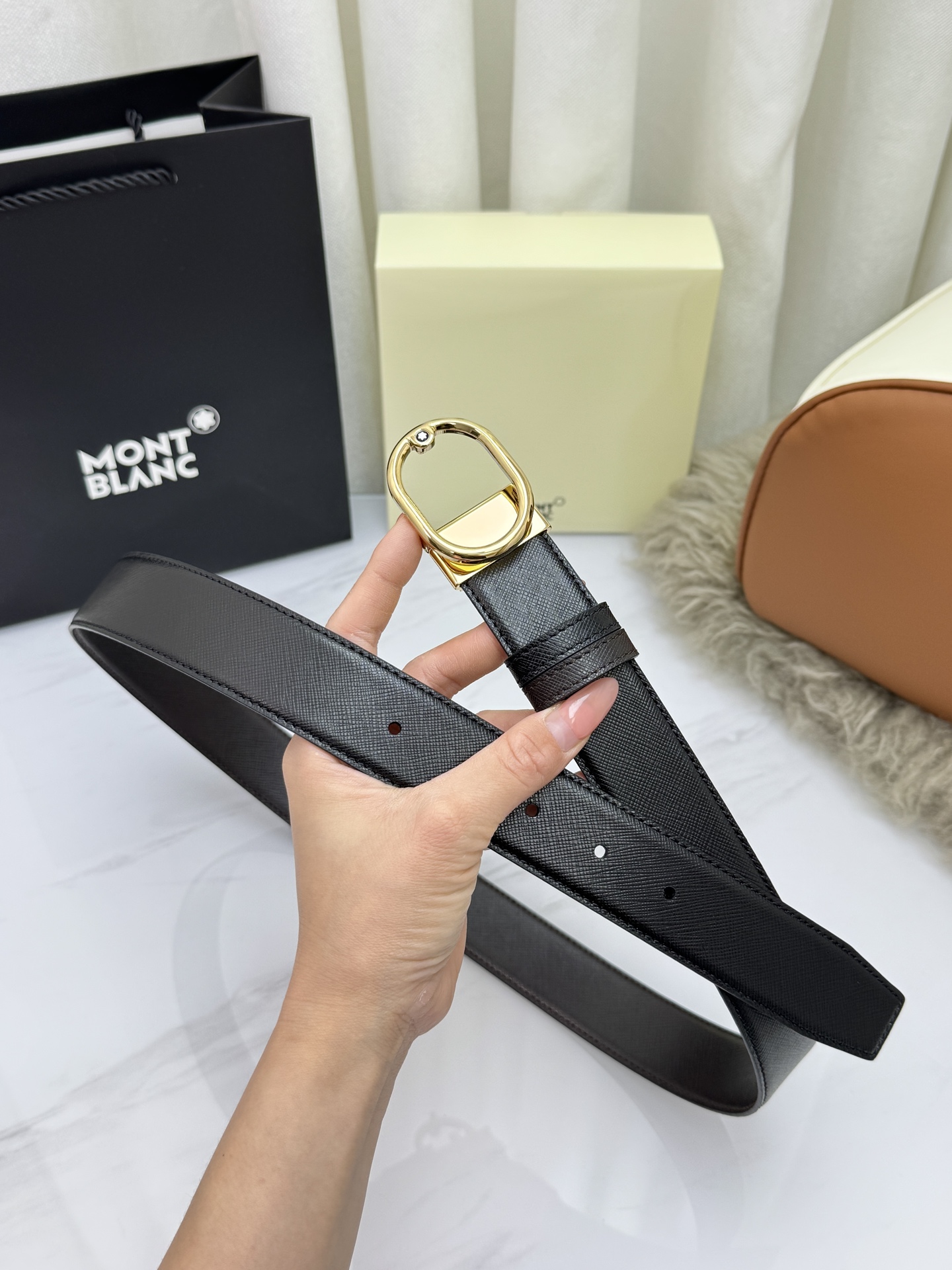 Montblanc万宝龙 宽3.5cm 采用头层牛皮 精品针式扣头 自由裁剪商务休闲皮带👉