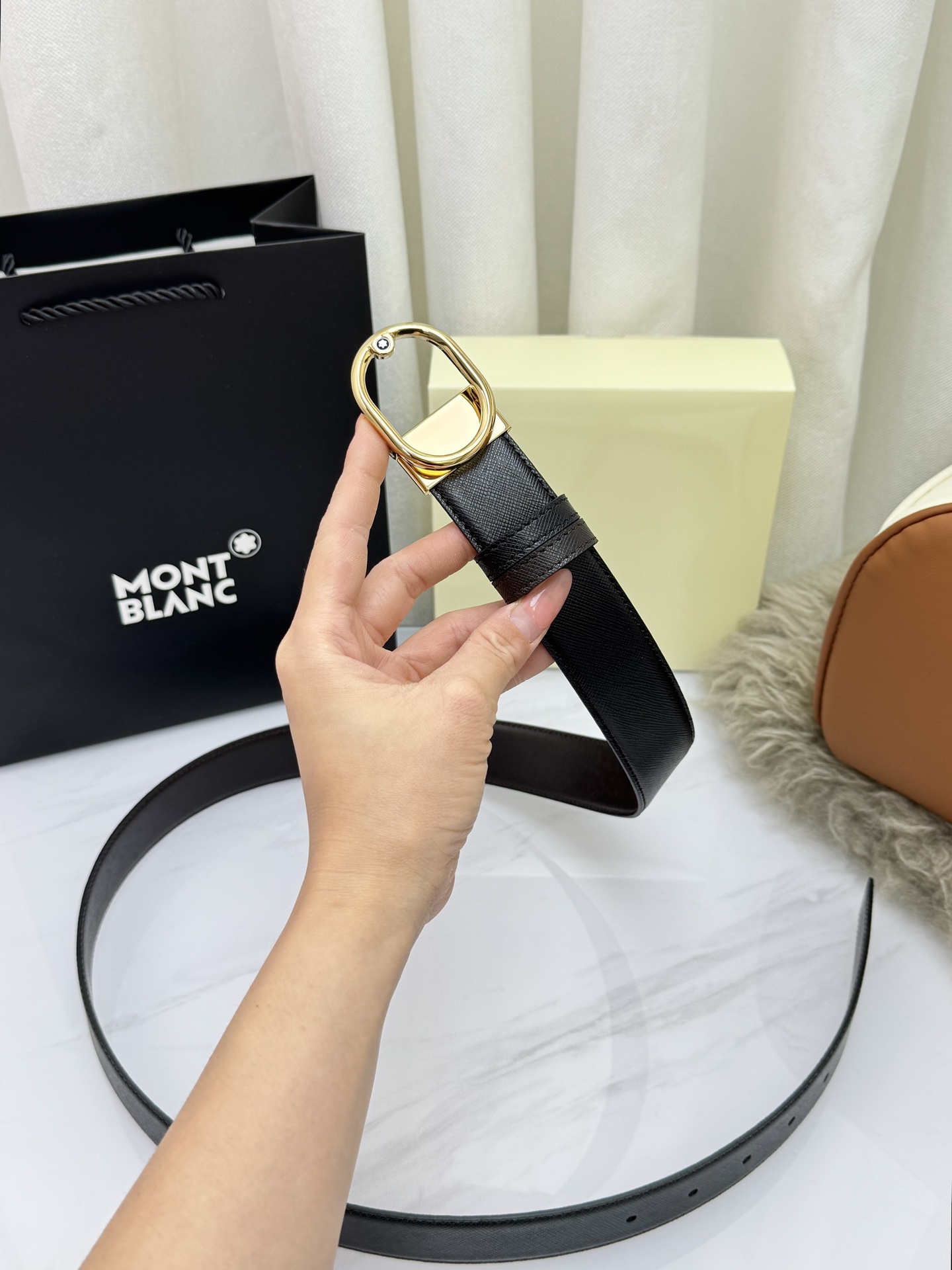 Montblanc万宝龙 宽3.5cm 采用头层牛皮 精品针式扣头 自由裁剪商务休闲皮带👉