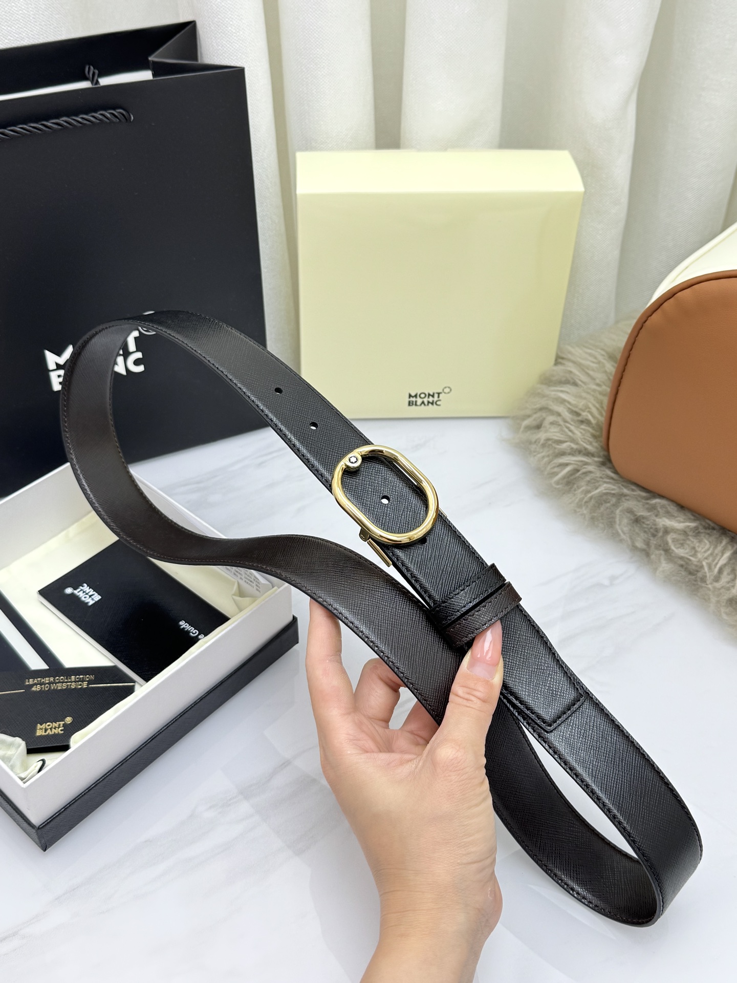Montblanc万宝龙 宽3.5cm 采用头层牛皮 精品针式扣头 自由裁剪商务休闲皮带👉