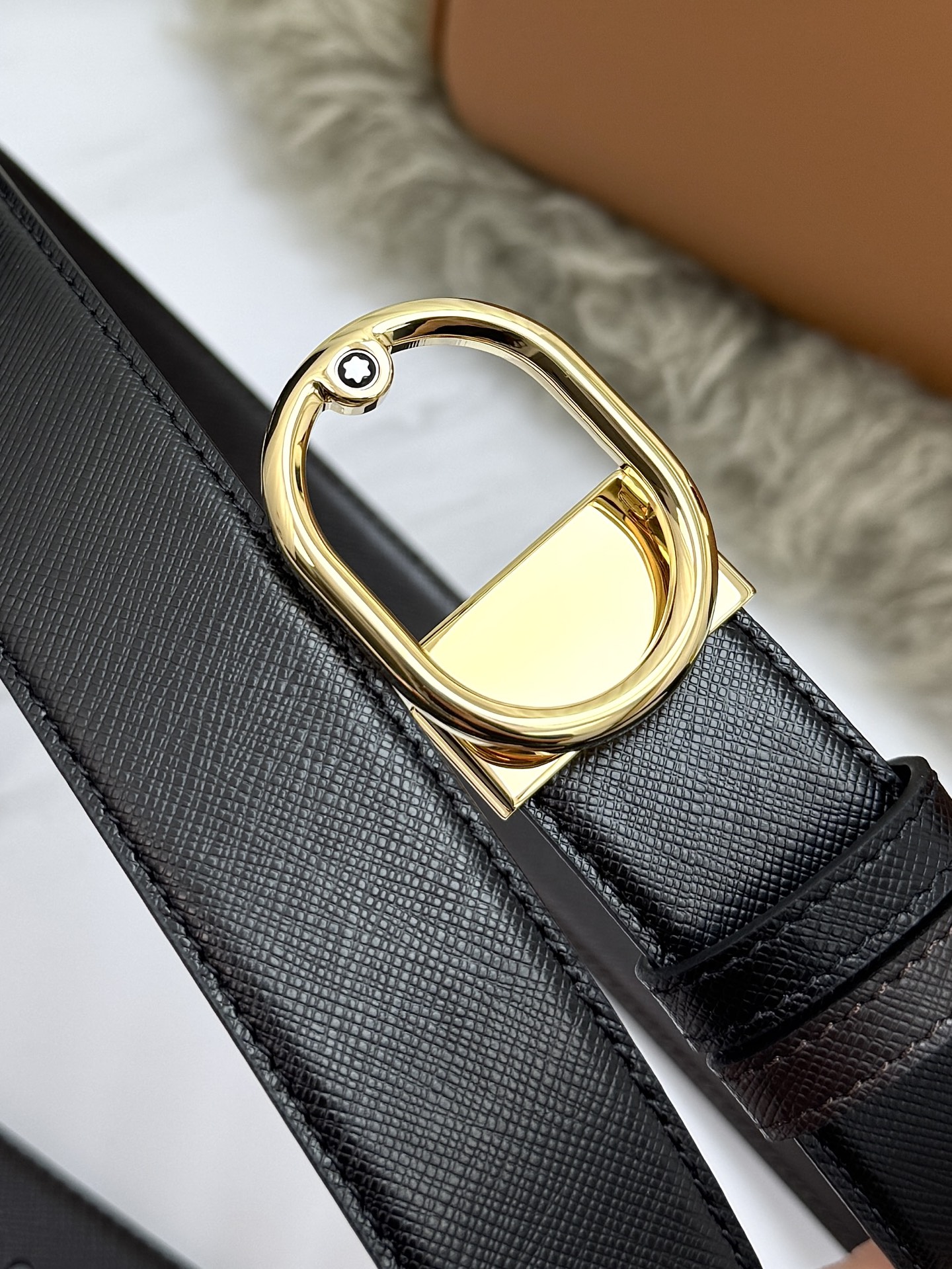 Montblanc万宝龙 宽3.5cm 采用头层牛皮 精品针式扣头 自由裁剪商务休闲皮带👉