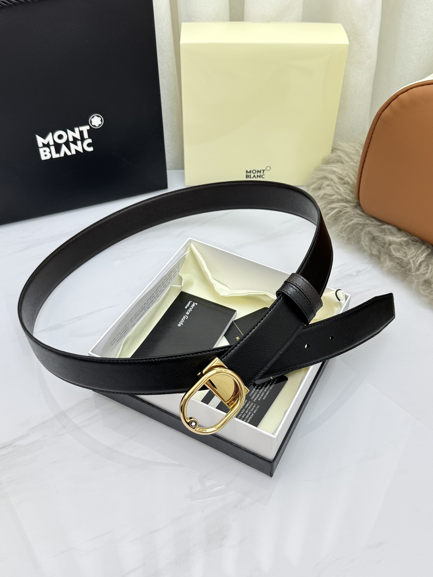 Montblanc万宝龙 宽3.5cm 采用头层牛皮 精品针式扣头 自由裁剪商务休闲皮带👉