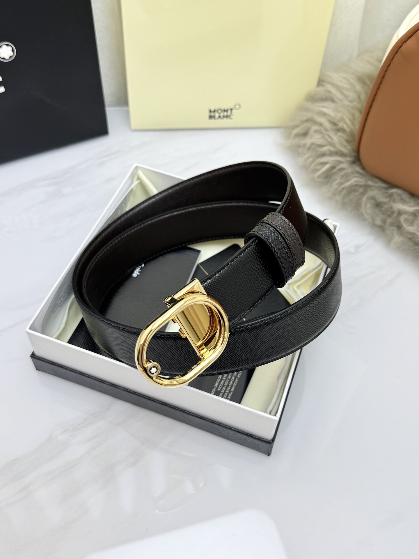 Montblanc万宝龙 宽3.5cm 采用头层牛皮 精品针式扣头 自由裁剪商务休闲皮带👉