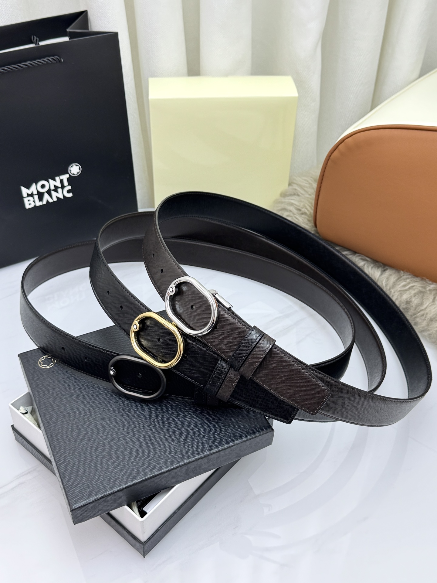 Montblanc万宝龙 宽3.5cm 采用头层牛皮 精品针式扣头 自由裁剪商务休闲皮带👉