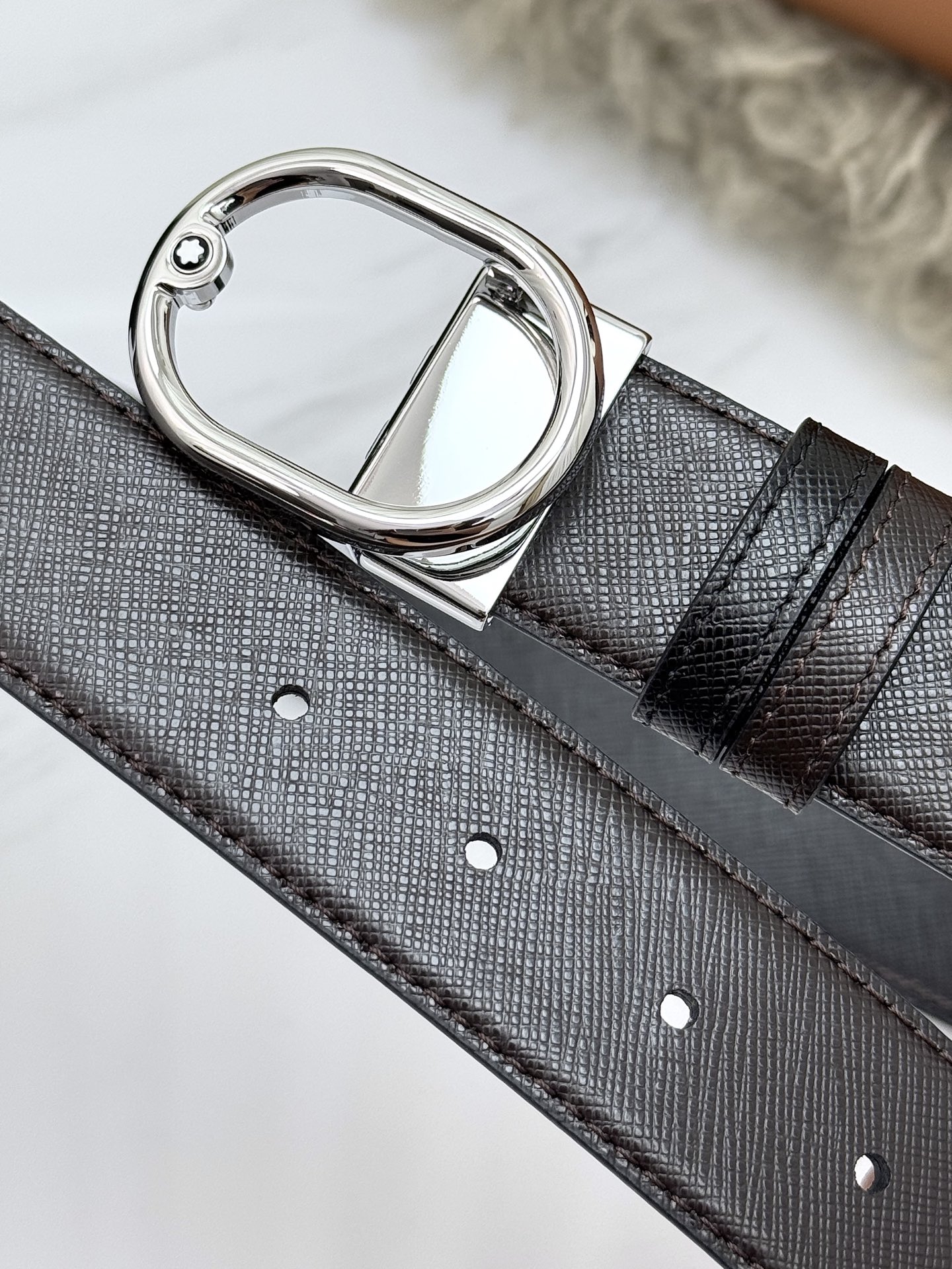 Montblanc万宝龙 宽3.5cm 采用头层牛皮 精品针式扣头 自由裁剪商务休闲皮带👉