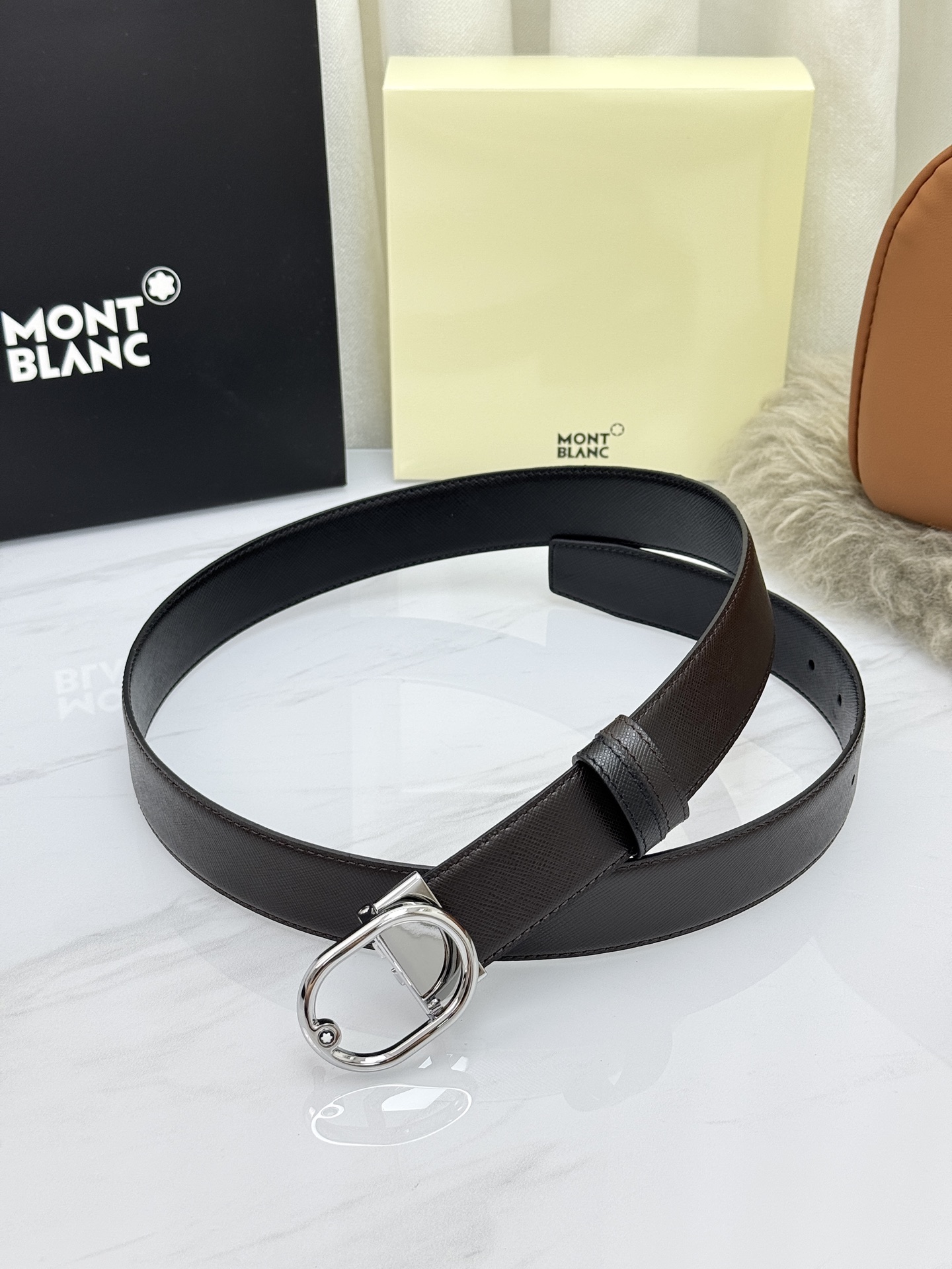 Montblanc万宝龙 宽3.5cm 采用头层牛皮 精品针式扣头 自由裁剪商务休闲皮带👉