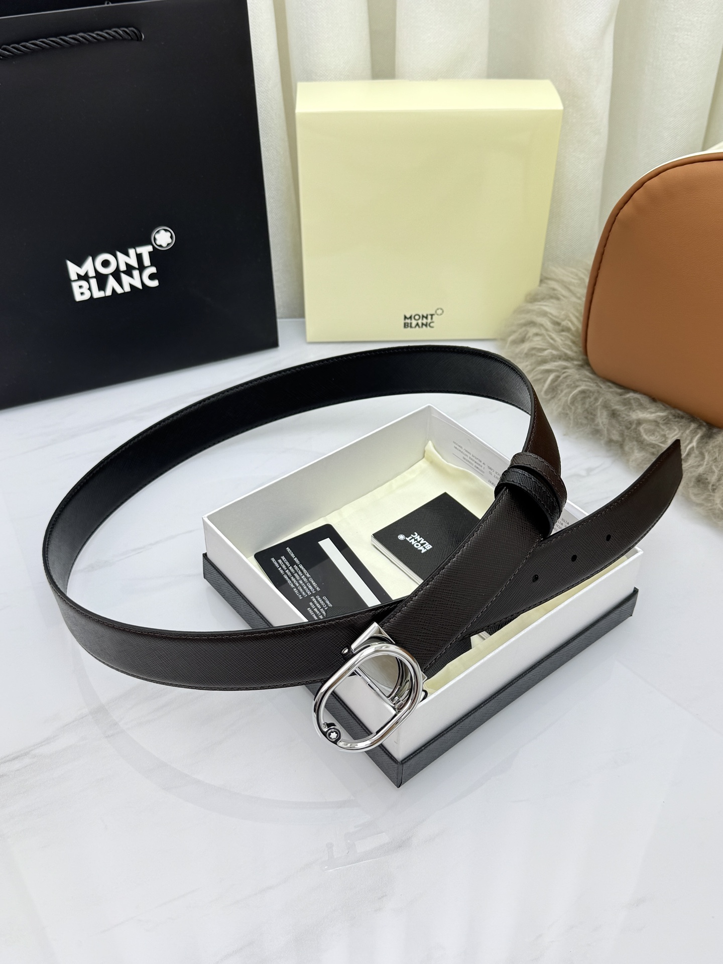 Montblanc万宝龙 宽3.5cm 采用头层牛皮 精品针式扣头 自由裁剪商务休闲皮带👉