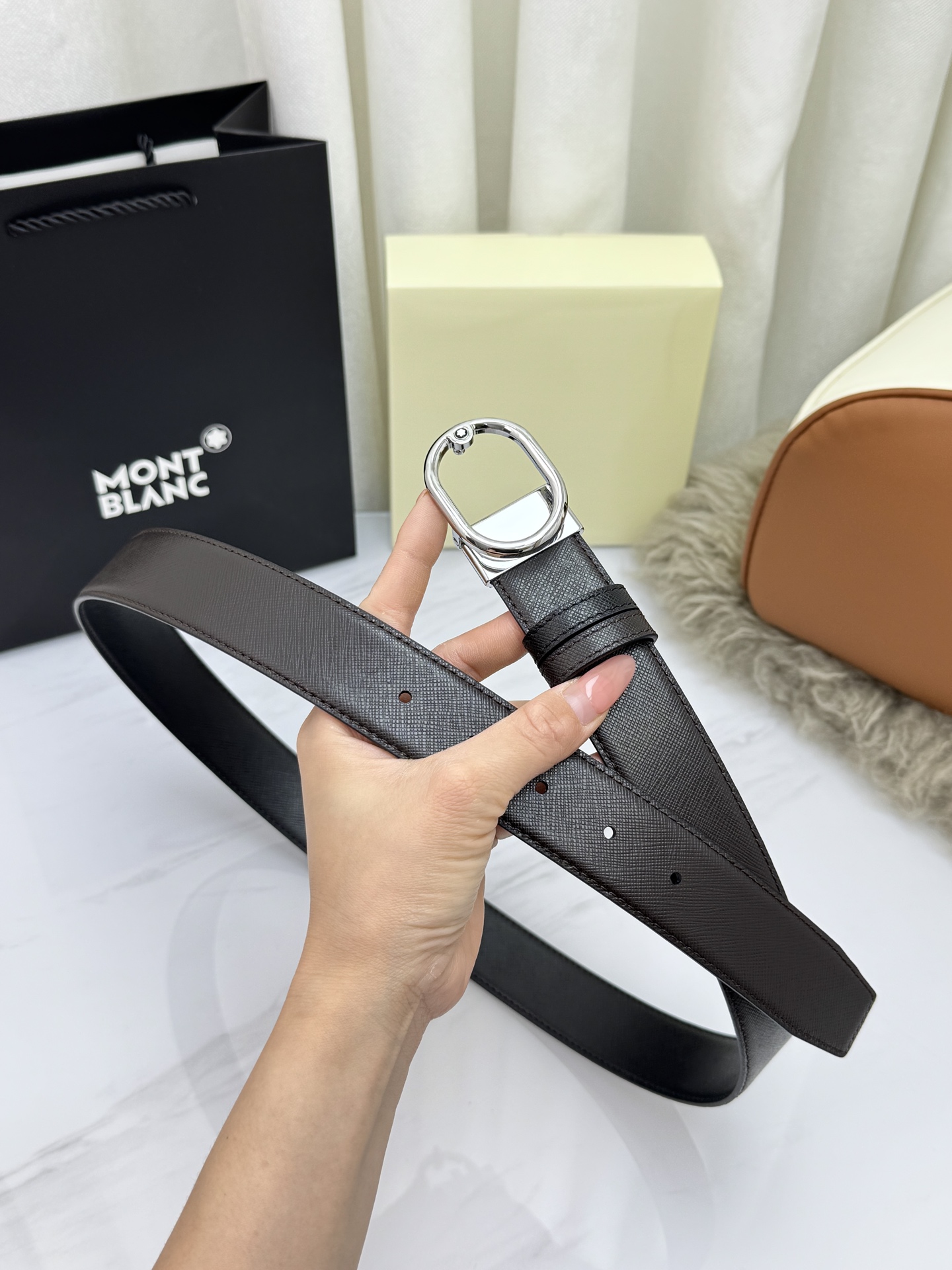 Montblanc万宝龙 宽3.5cm 采用头层牛皮 精品针式扣头 自由裁剪商务休闲皮带👉