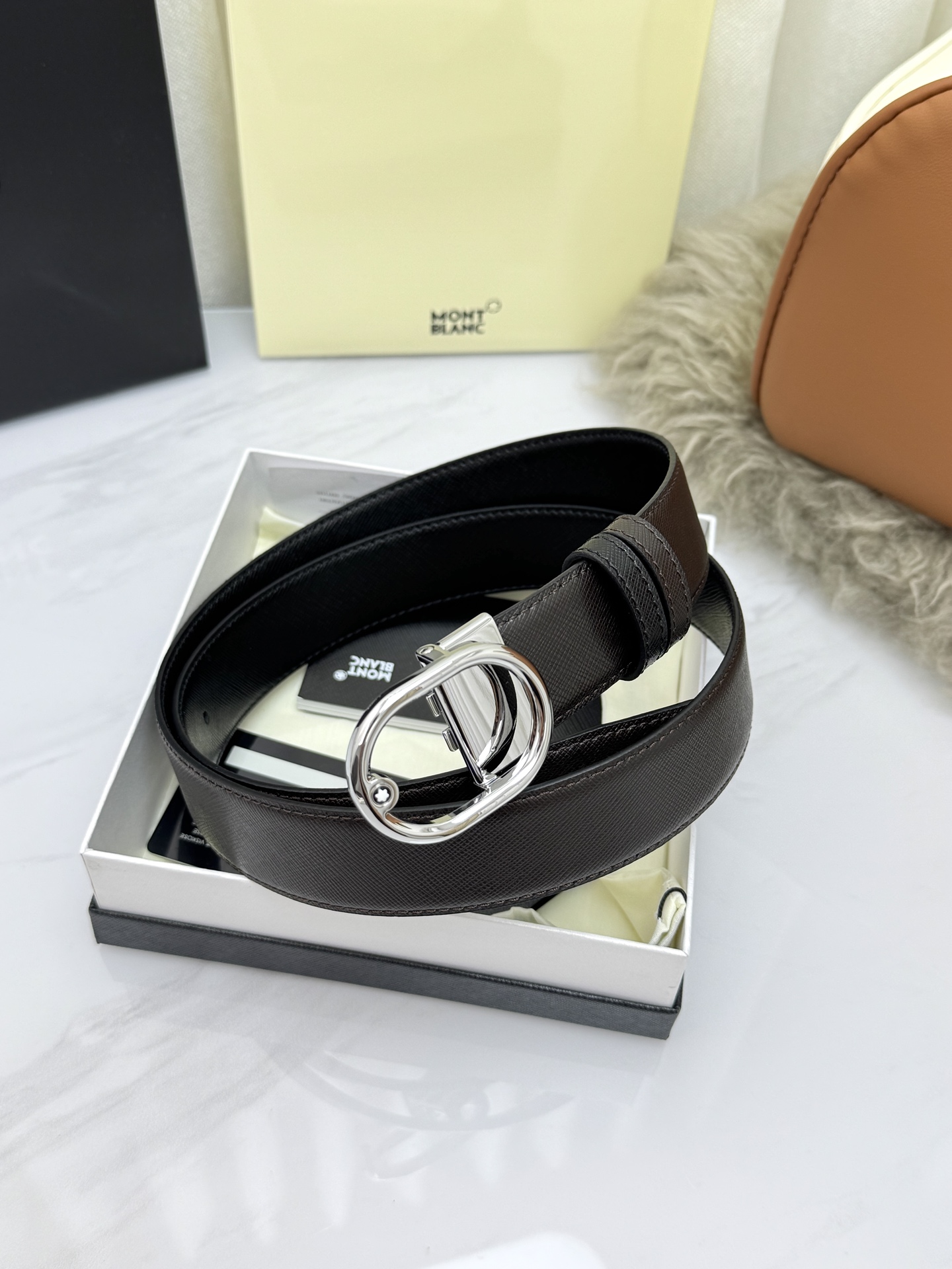 Montblanc万宝龙 宽3.5cm 采用头层牛皮 精品针式扣头 自由裁剪商务休闲皮带👉