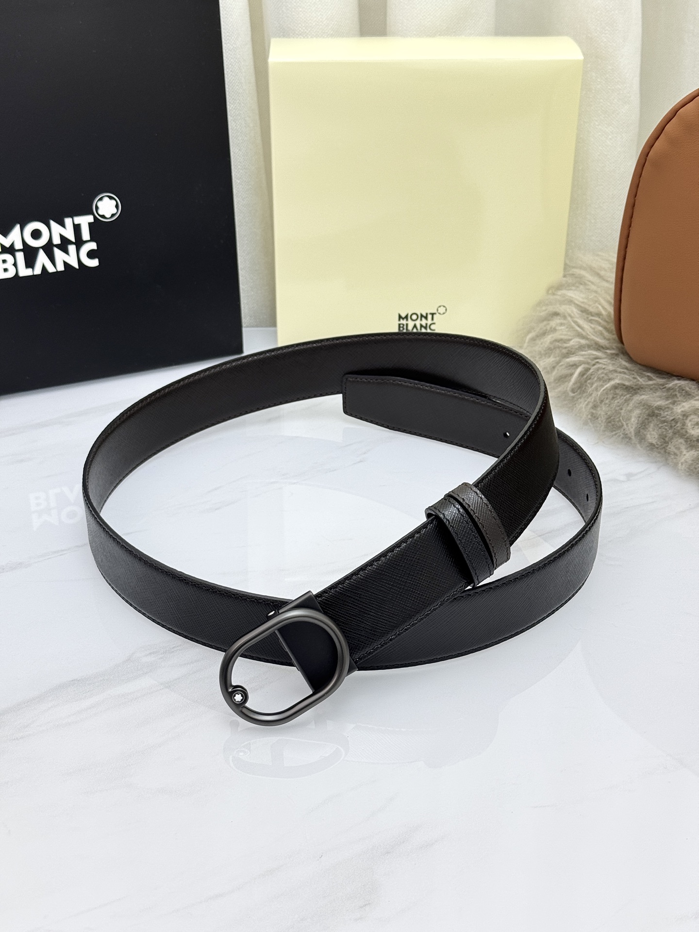 Montblanc万宝龙 宽3.5cm 采用头层牛皮 精品针式扣头 自由裁剪商务休闲皮带👉