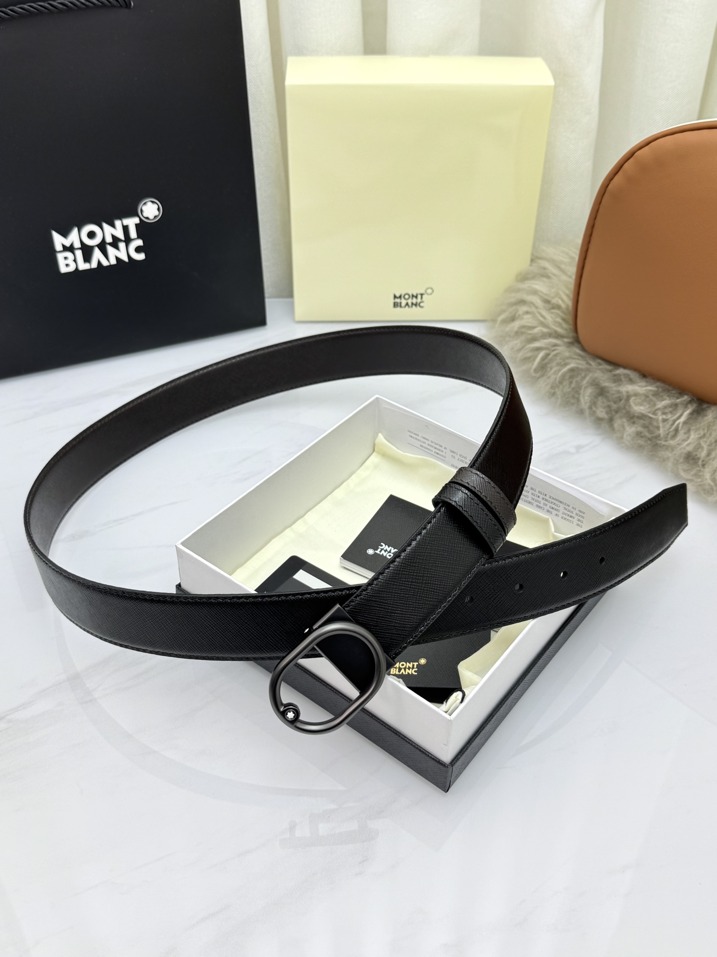 Montblanc万宝龙 宽3.5cm 采用头层牛皮 精品针式扣头 自由裁剪商务休闲皮带👉